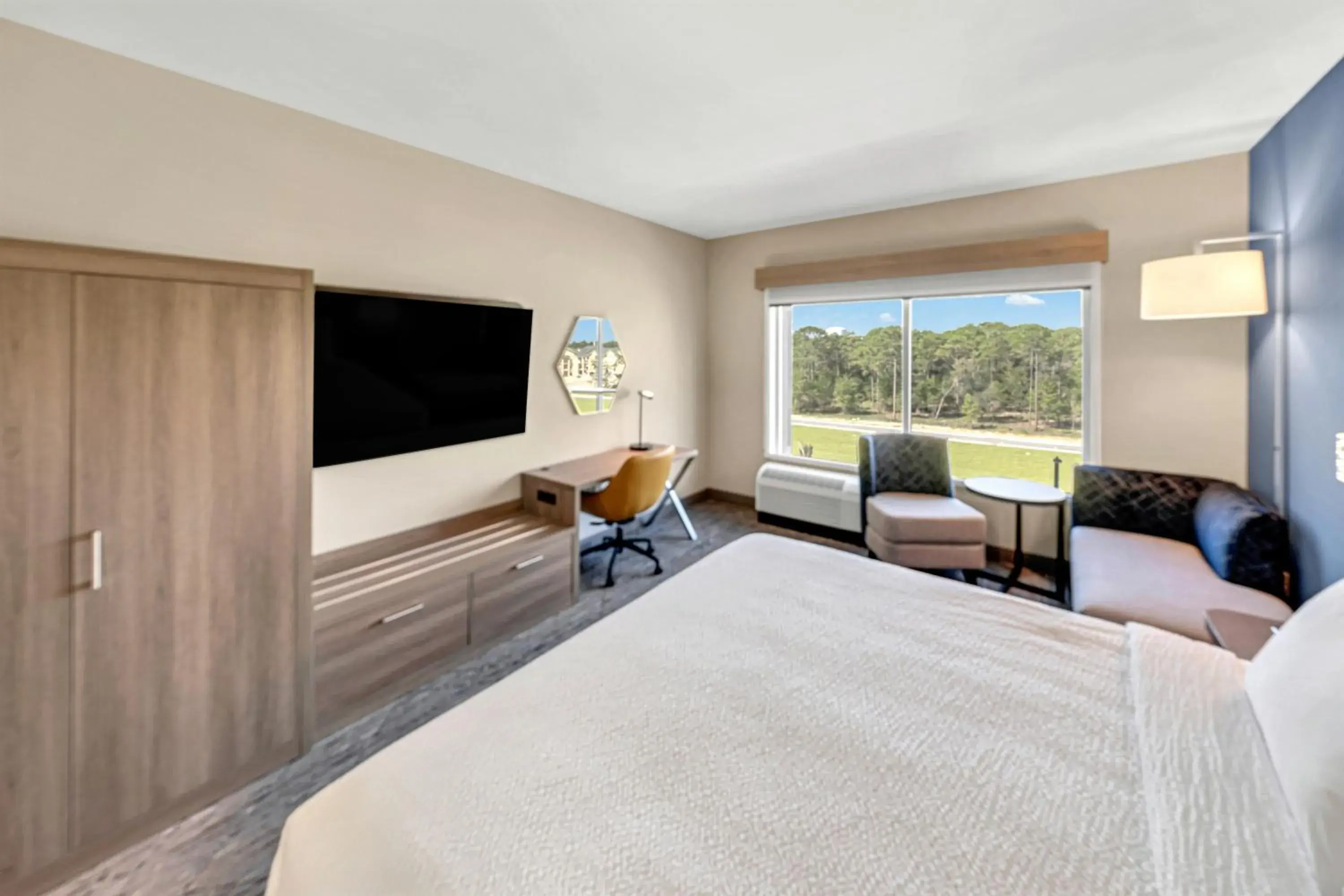 King Room - single occupancy - Hearing Accessible in Holiday Inn Express & Suites Fort Walton Beach - Eglin Area by IHG King Room - single occupancy - Hearing Accessible in Holiday Inn Express & Suites Fort Walton Beach - Eglin Area by IHG
