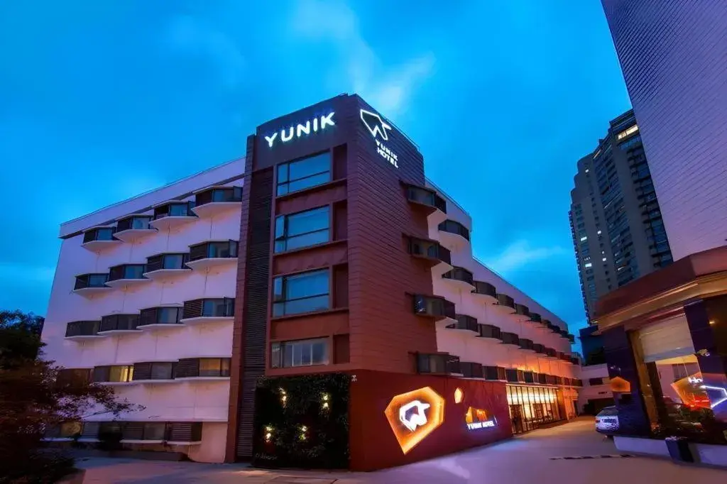 YUNIK-Shanghai Zhongshan Park Yan'an Xi Road YUNIK-Shanghai Zhongshan Park Yan'an Xi Road