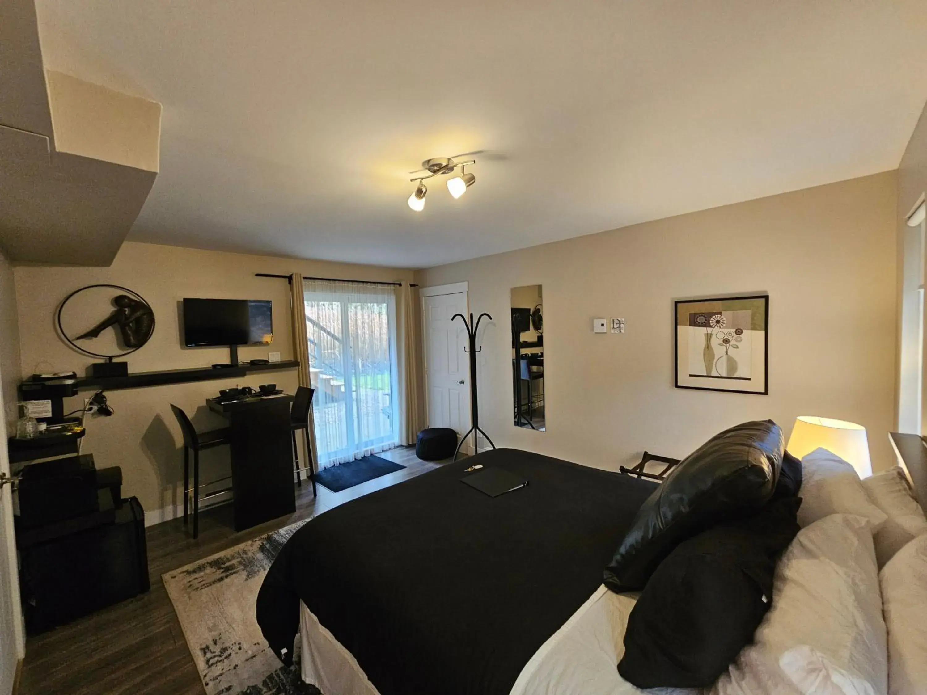 Queen Room - single occupancy in Le DEN de Tremblant Queen Room - single occupancy in Le DEN de Tremblant