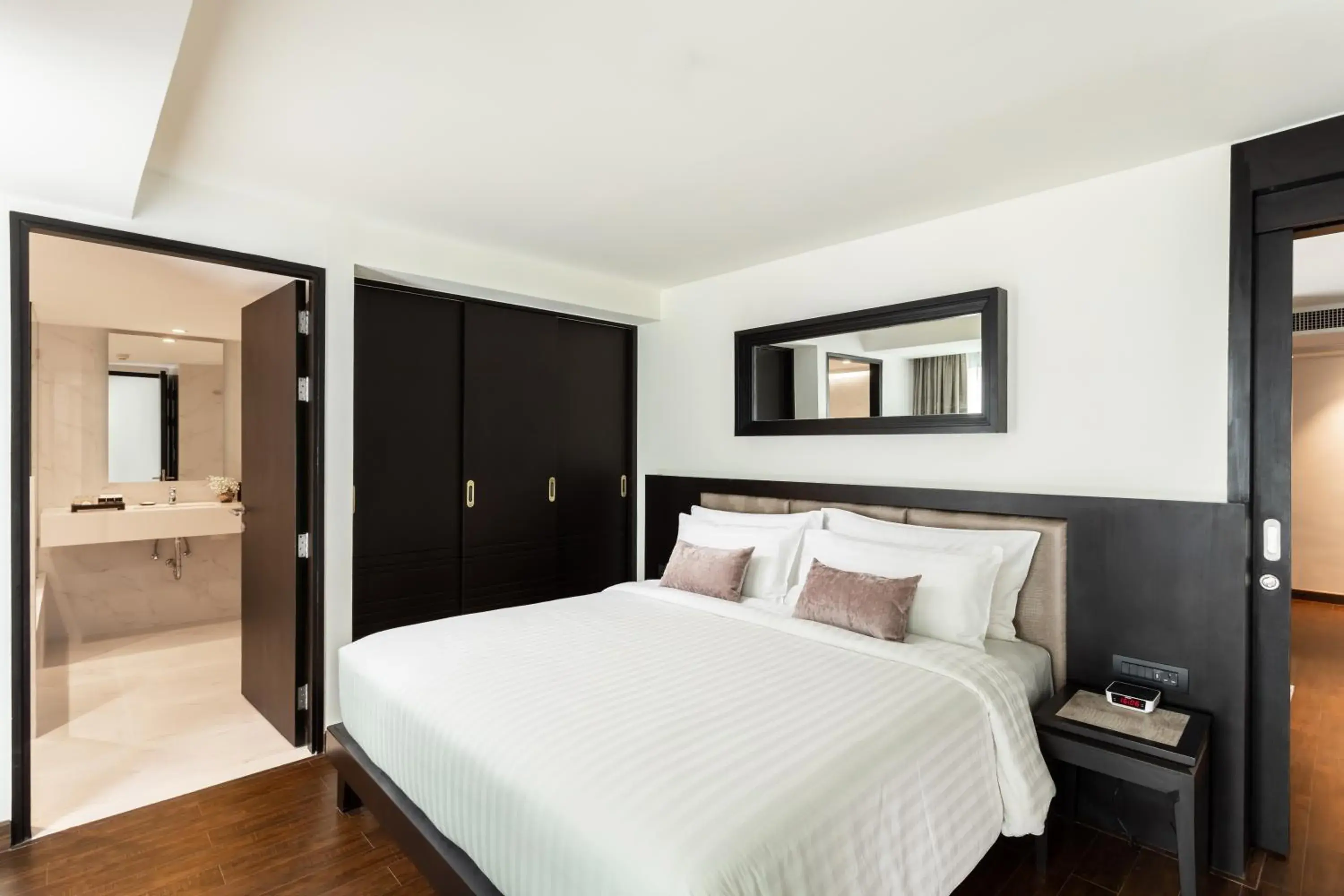 Junior Suite with Lounge Access in Mövenpick Hotel Sukhumvit 15 Bangkok Junior Suite with Lounge Access in Mövenpick Hotel Sukhumvit 15 Bangkok