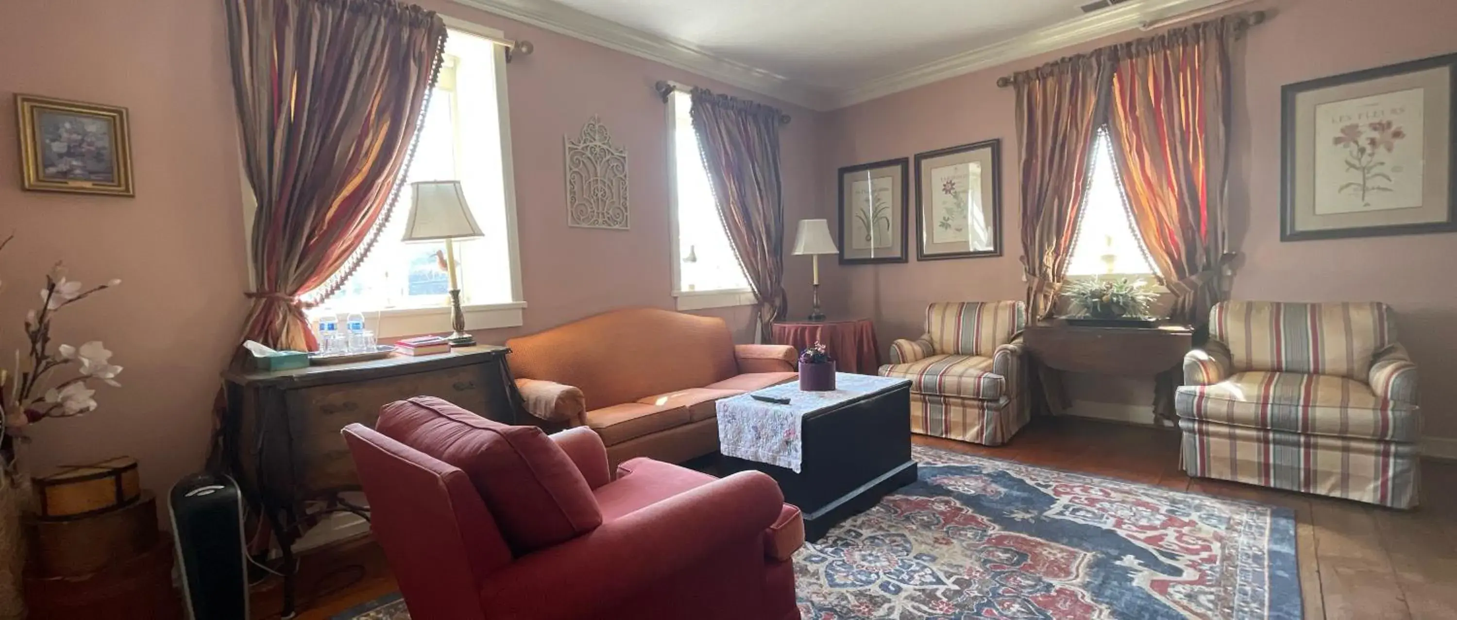 Deluxe Queen Suite in Wayside Inn Bed and Breakfast Deluxe Queen Suite in Wayside Inn Bed and Breakfast