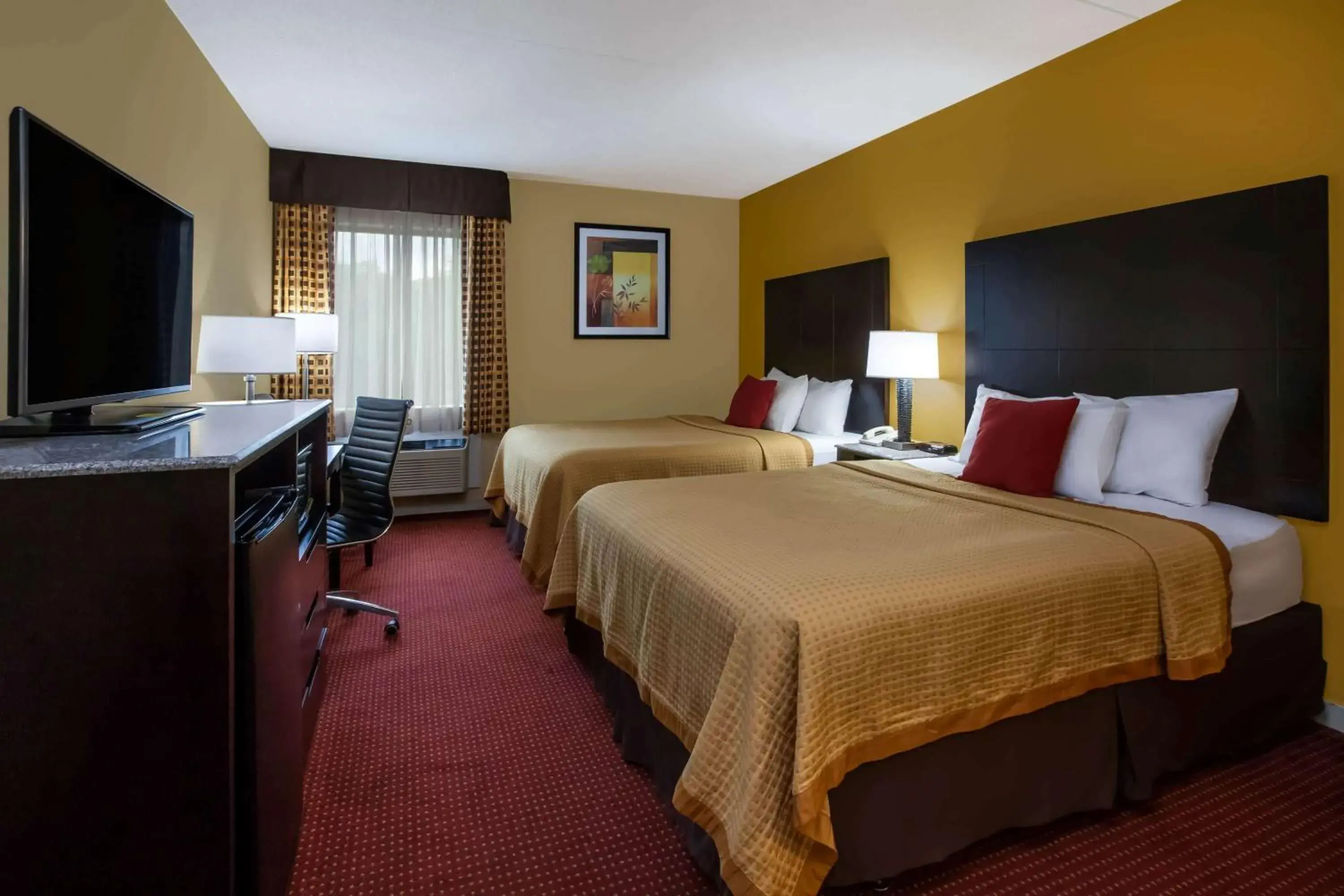 Queen Room with Two Queen Beds - Non-Smoking in Days Inn by Wyndham Donegal Queen Room with Two Queen Beds - Non-Smoking in Days Inn by Wyndham Donegal