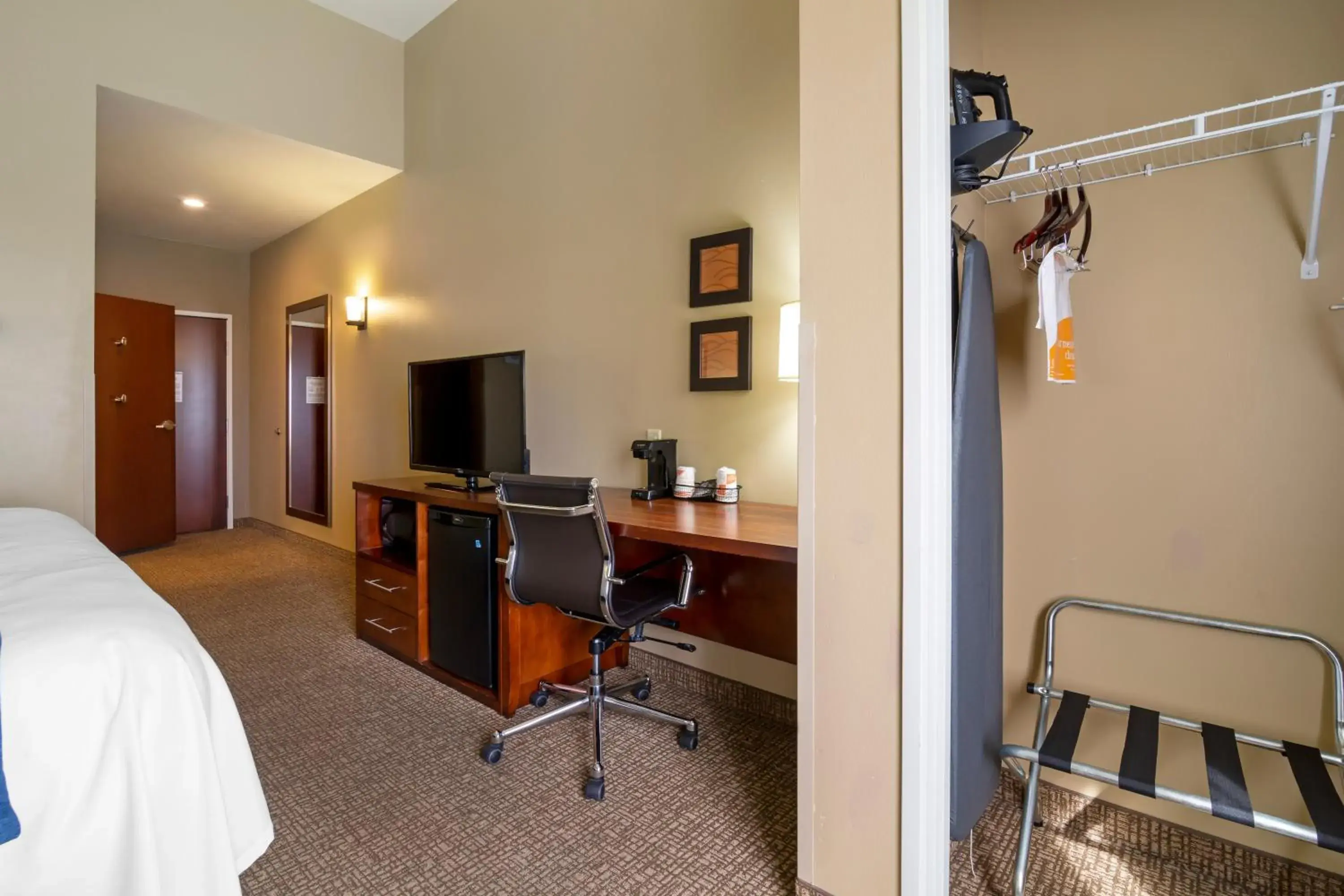 King Room - Accessible/Non-Smoking in Comfort Inn & Suites Mandan - Bismarck King Room - Accessible/Non-Smoking in Comfort Inn & Suites Mandan - Bismarck