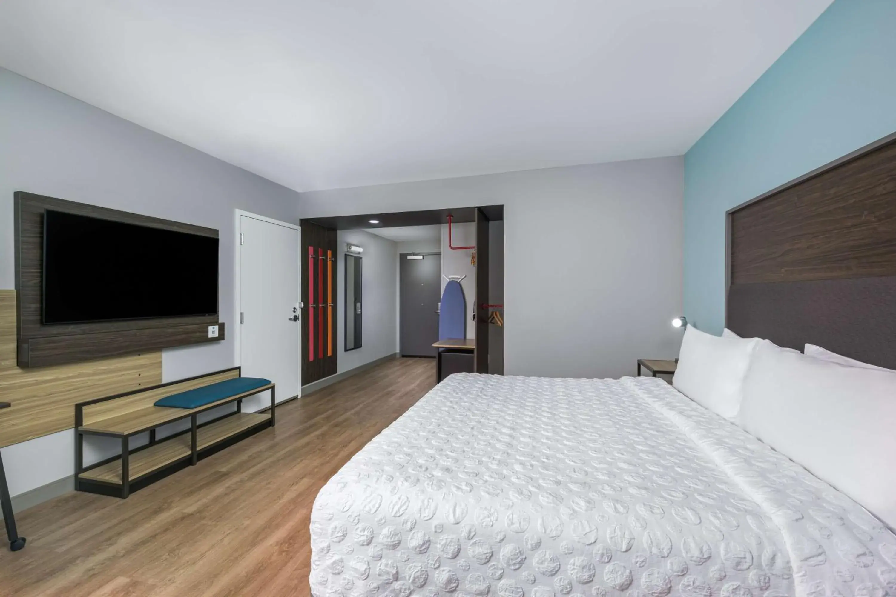 King Room with Mobility Accessible Tub in Tru by Hilton Norco Eastvale King Room with Mobility Accessible Tub in Tru by Hilton Norco Eastvale