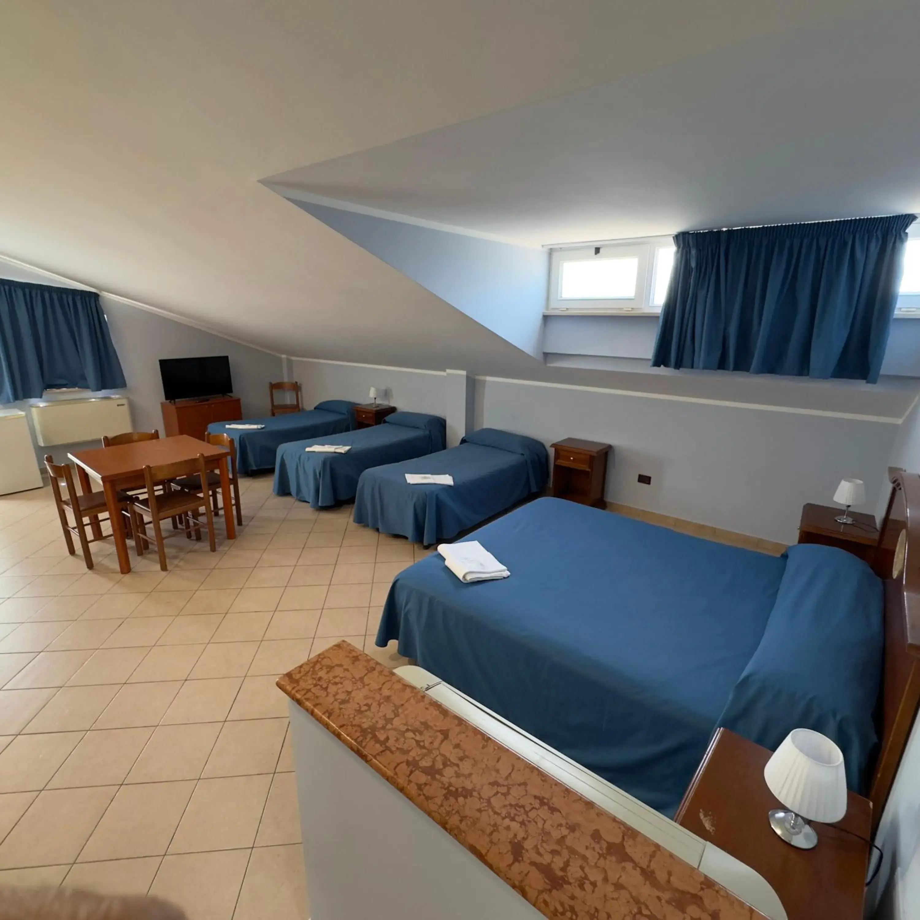 Family Room with Private Bathroom in Hotel Immagine Family Room with Private Bathroom in Hotel Immagine