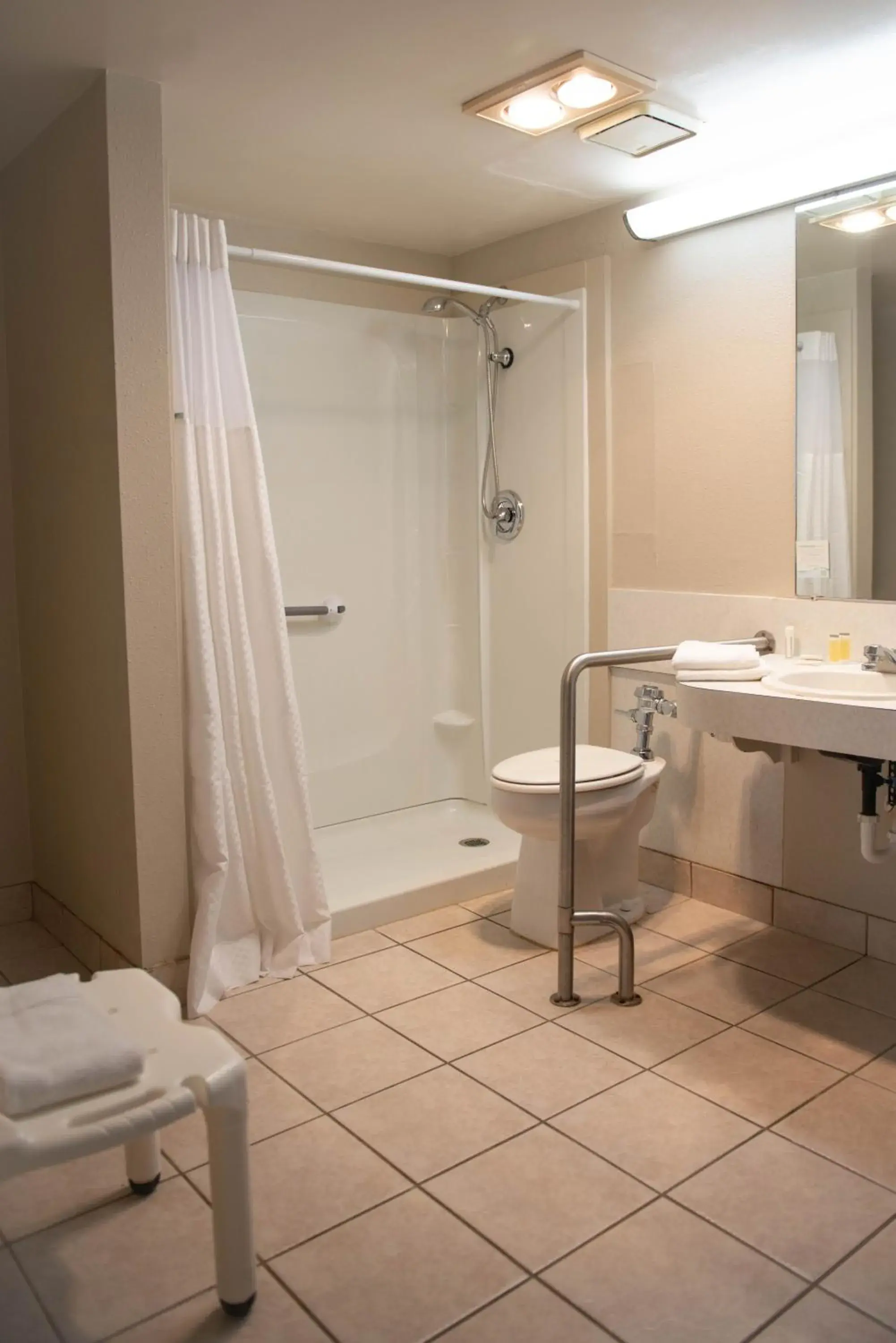 1 King Bed, Mobility Accessible Room, Bathtub w/ Grab Bars, Non-Smoking in Days Inn by Wyndham Waynesboro 1 King Bed, Mobility Accessible Room, Bathtub w/ Grab Bars, Non-Smoking in Days Inn by Wyndham Waynesboro