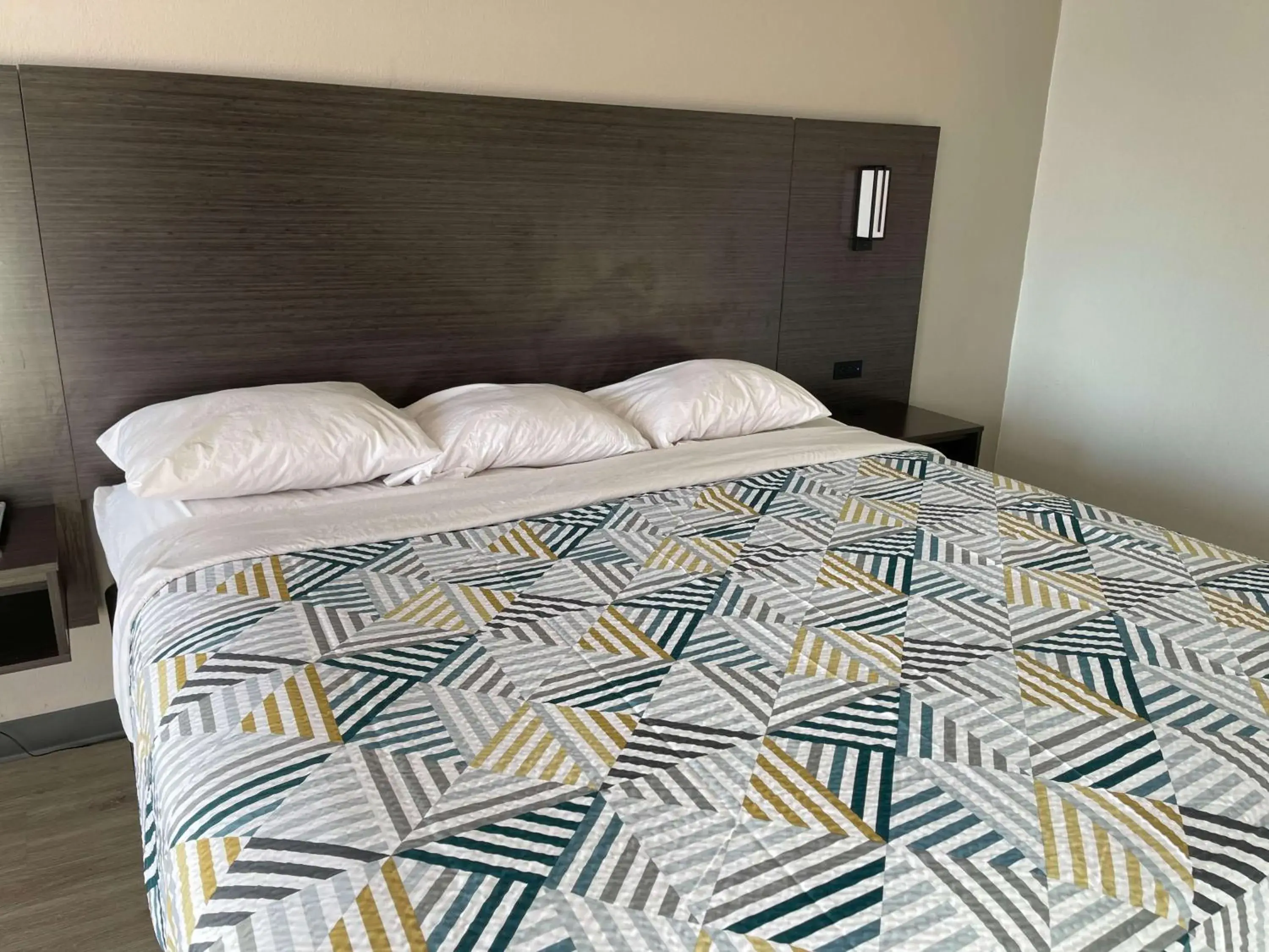 Deluxe King Room - Smoking in Motel 6 Stockbridge GA Hwy 138 W Deluxe King Room - Smoking in Motel 6 Stockbridge GA Hwy 138 W