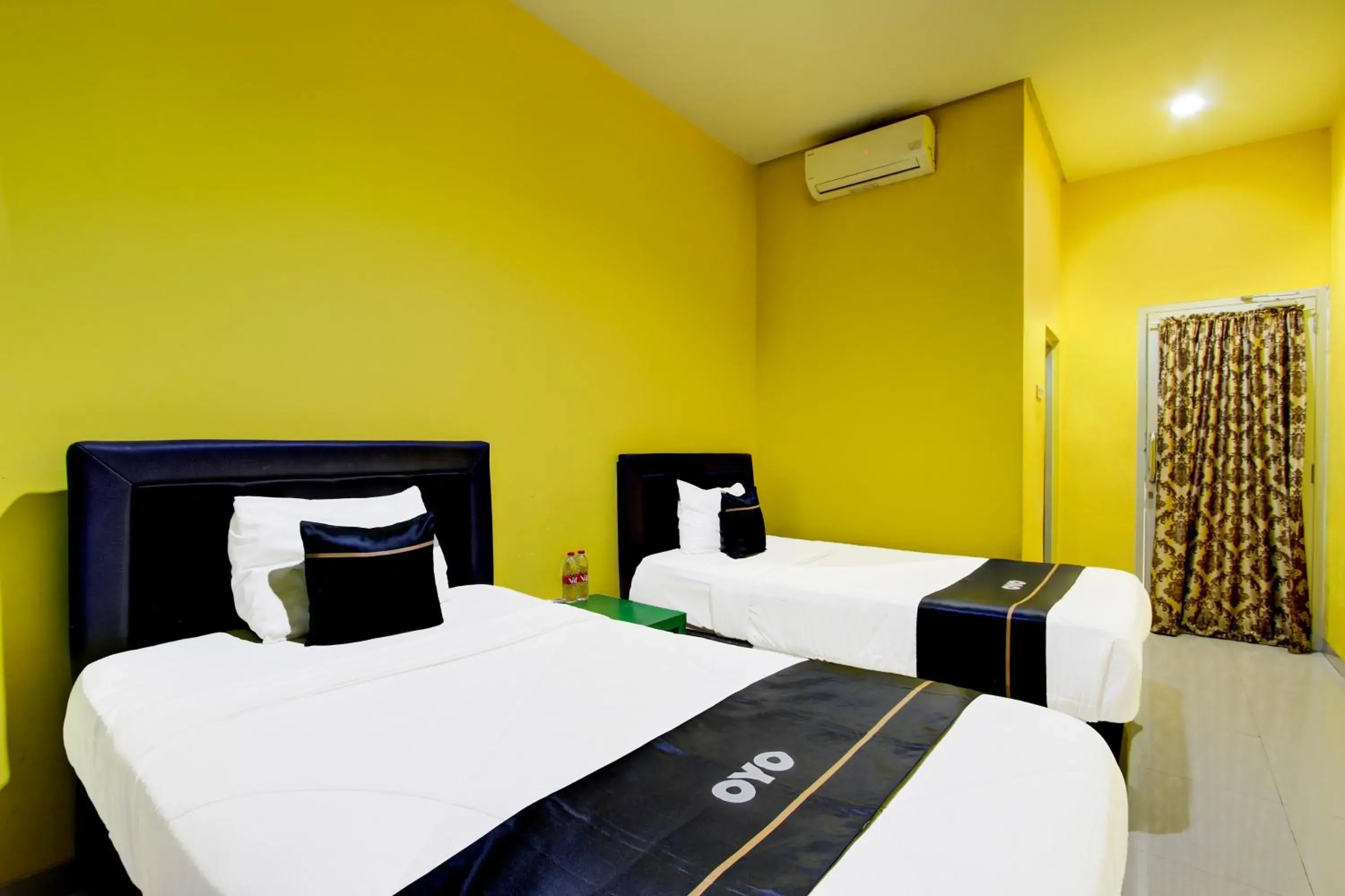 Delxue Twin Room in Hotel O Amanah Sejahtera Near Bandara Adi Soemarmo Delxue Twin Room in Hotel O Amanah Sejahtera Near Bandara Adi Soemarmo