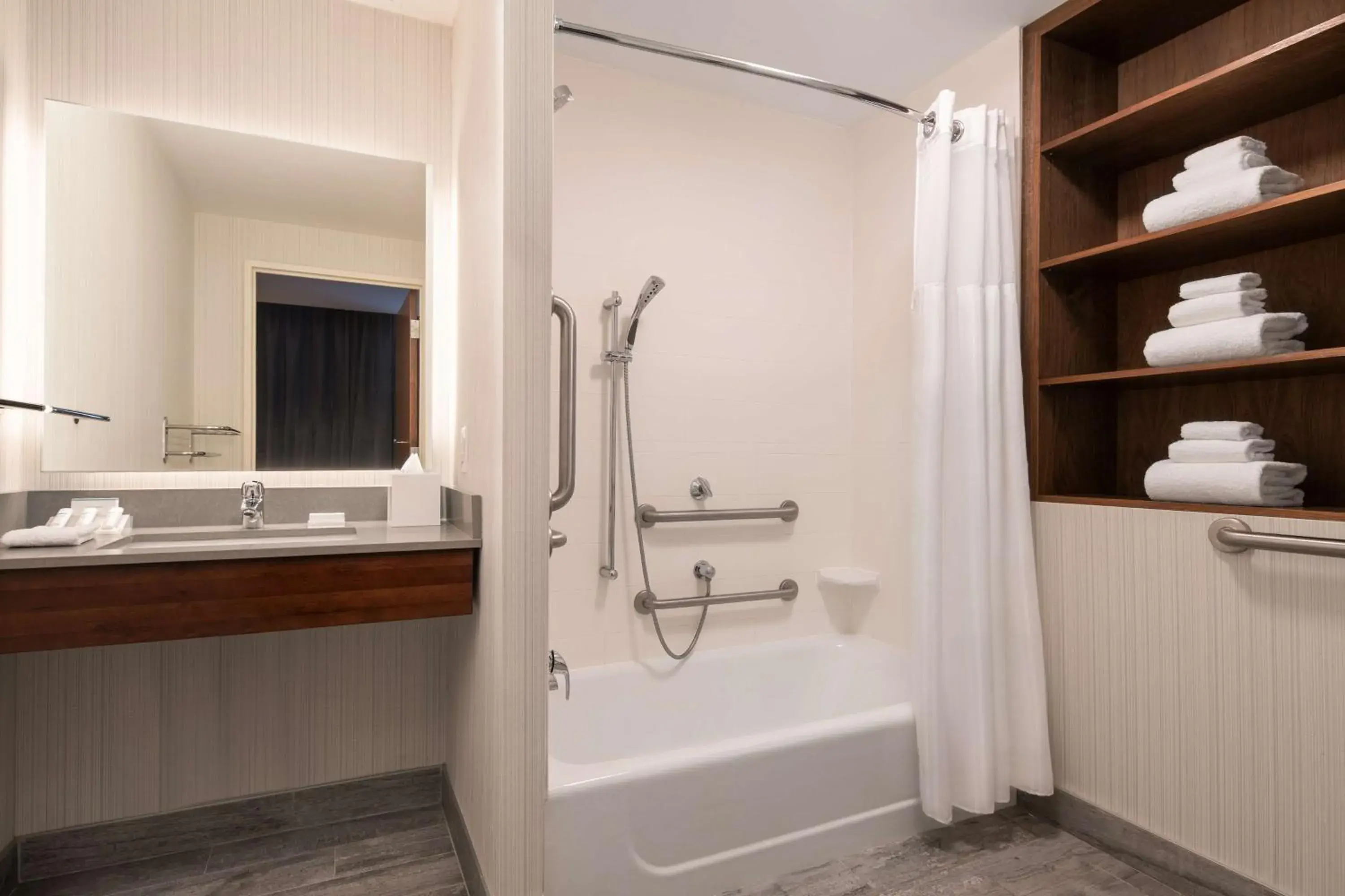 Queen Suite with Bathtub - Mobility Access/Non-Smoking in Hilton Garden Inn Long Island City Queen Suite with Bathtub - Mobility Access/Non-Smoking in Hilton Garden Inn Long Island City
