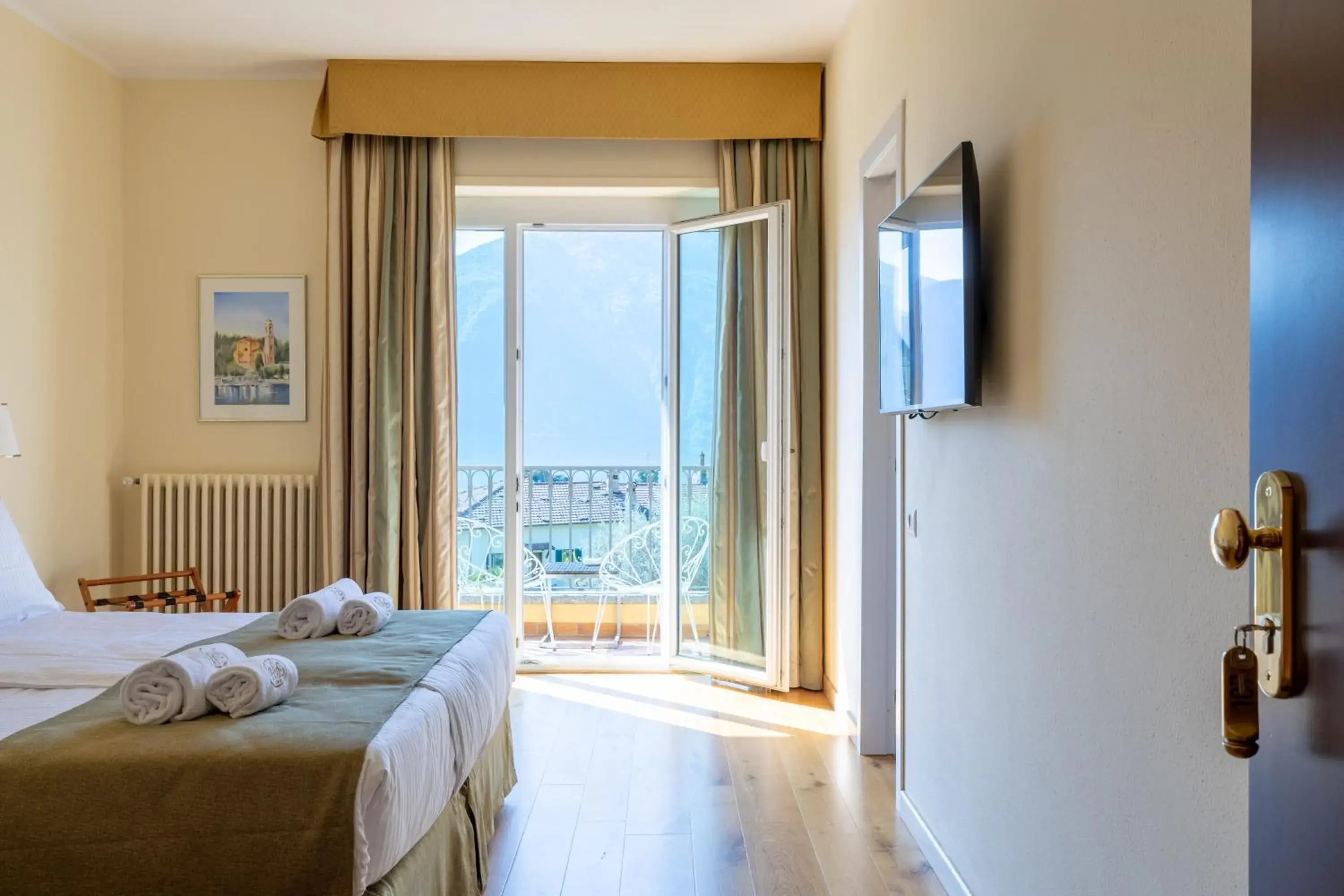 Double or Twin Room with Balcony and Lake View in Albergo Villa Edy Double or Twin Room with Balcony and Lake View in Albergo Villa Edy