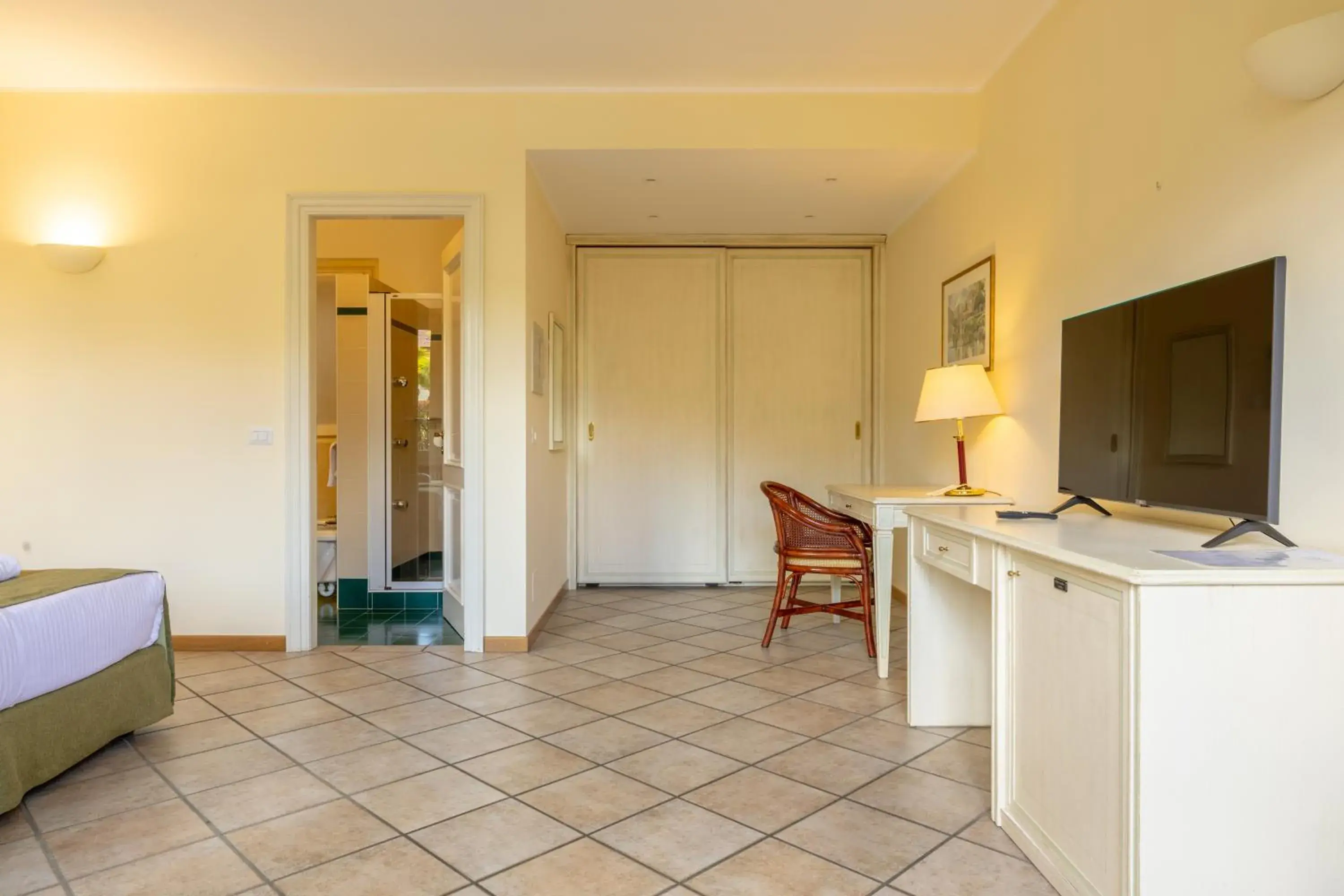 Superior double or twin room with patio in Albergo Villa Edy Superior double or twin room with patio in Albergo Villa Edy