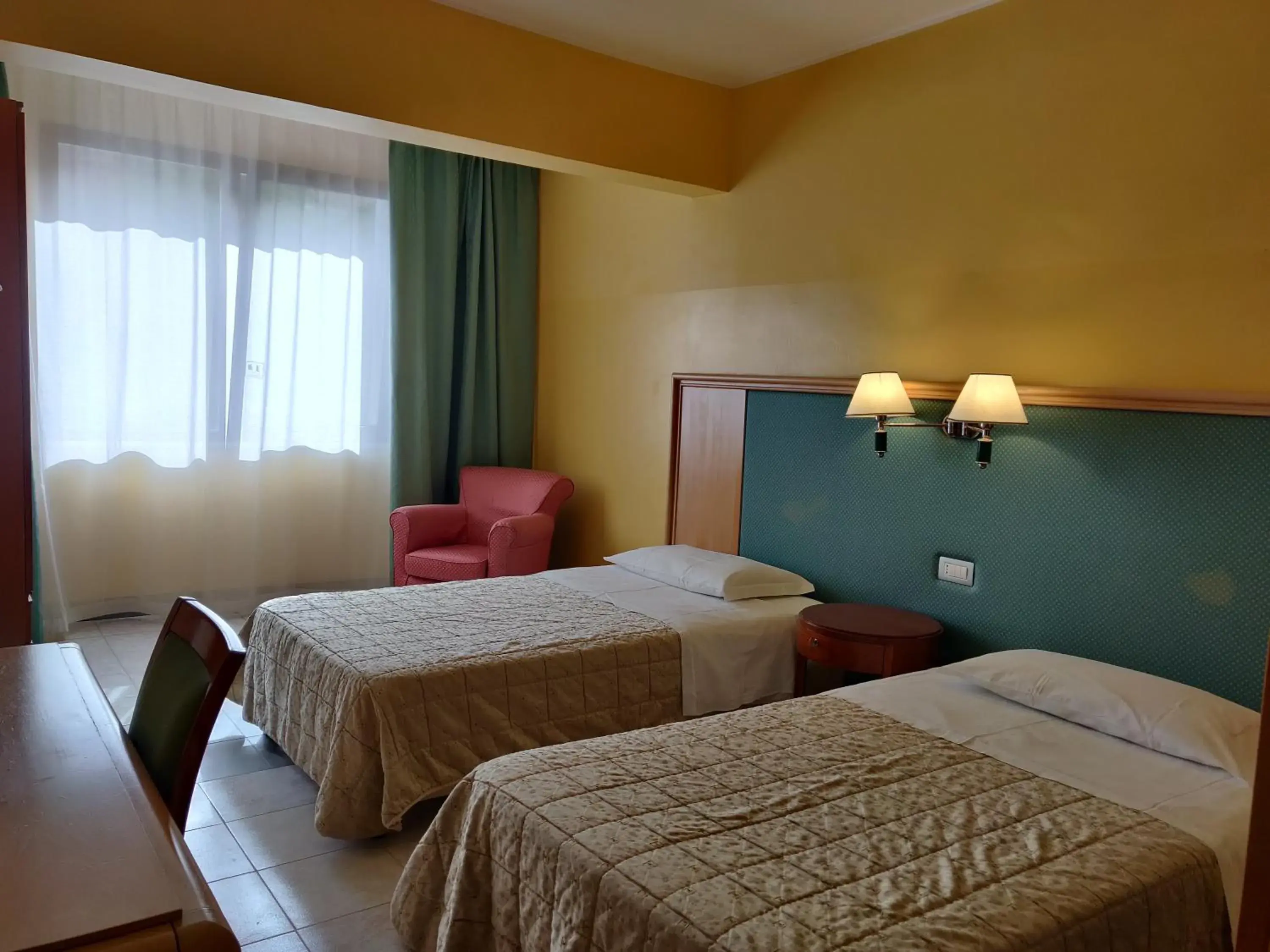 Twin Room with City View in Albergo Conte Max Twin Room with City View in Albergo Conte Max