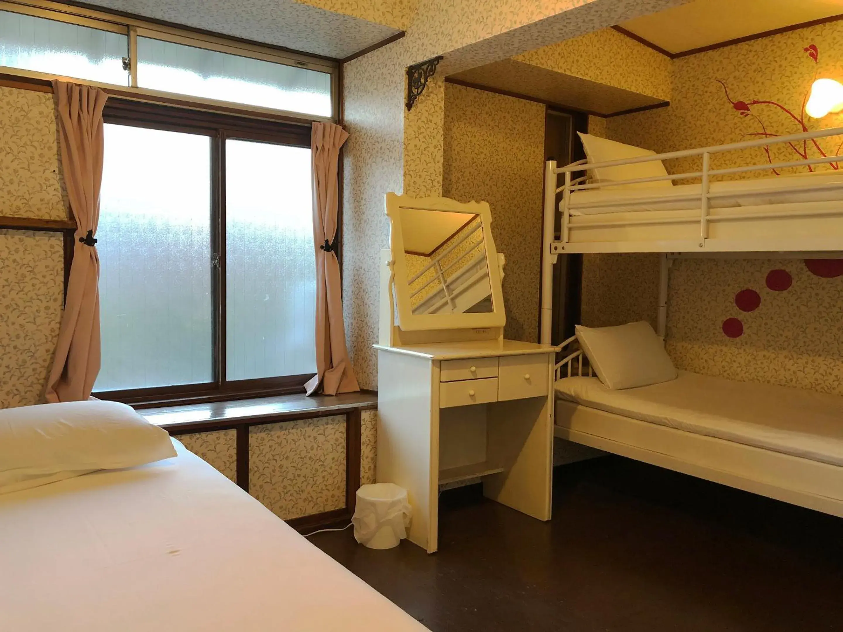 Triple Room With Private Shower in Hostel Yume-Nomad Kobe Triple Room With Private Shower in Hostel Yume-Nomad Kobe