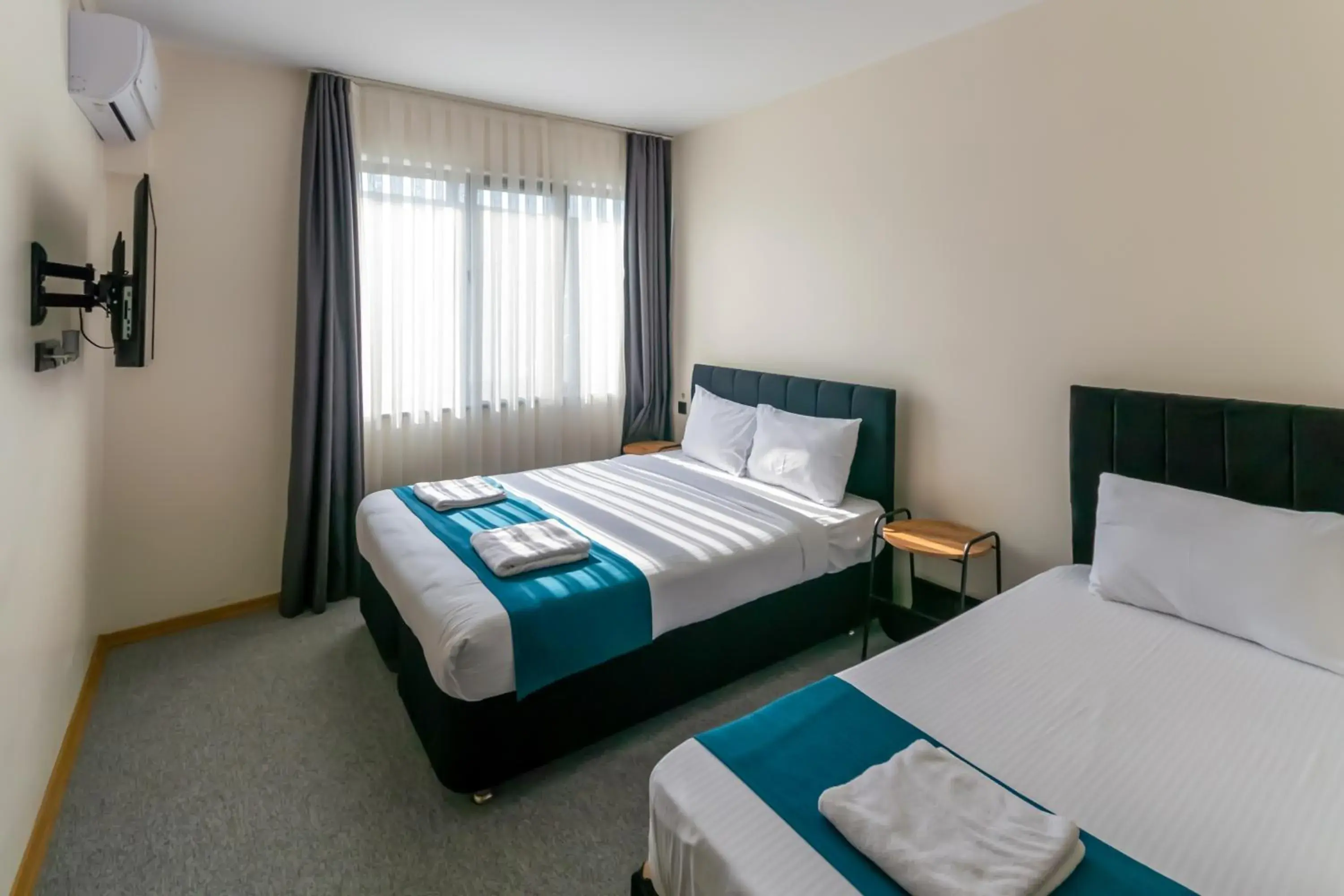 Deluxe Triple Room in New Garden Airport Hotel Deluxe Triple Room in New Garden Airport Hotel