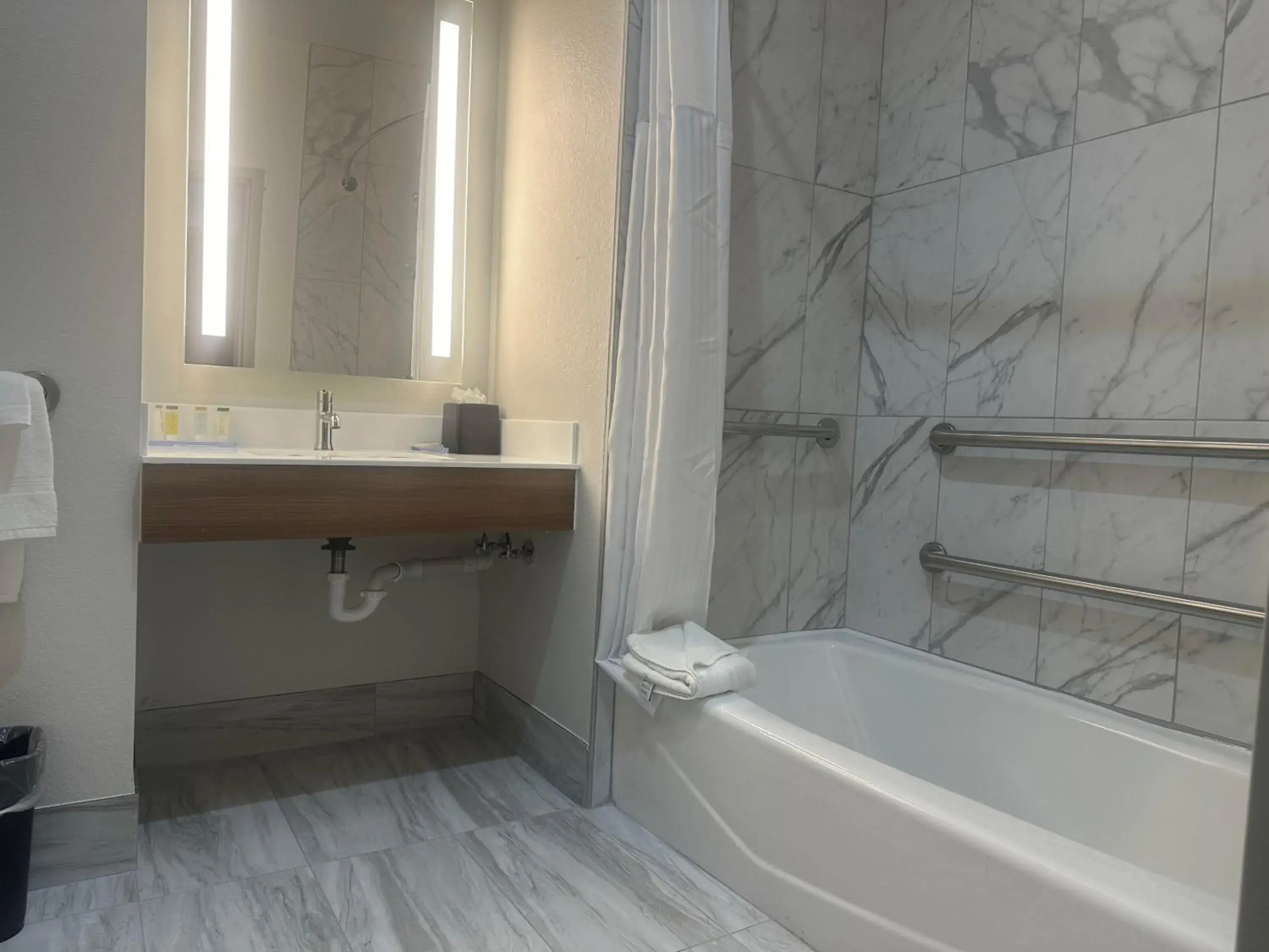 Queen Suite with Tub and Grab Bars - Mobility/Hearing Accessible - Non-Smoking in Microtel Inn & Suites by Wyndham Amarillo West Queen Suite with Tub and Grab Bars - Mobility/Hearing Accessible - Non-Smoking in Microtel Inn & Suites by Wyndham Amarillo West