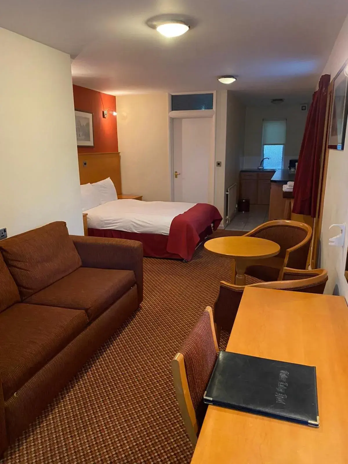 Deluxe Triple Room in The Tudor Hotel Deluxe Triple Room in The Tudor Hotel