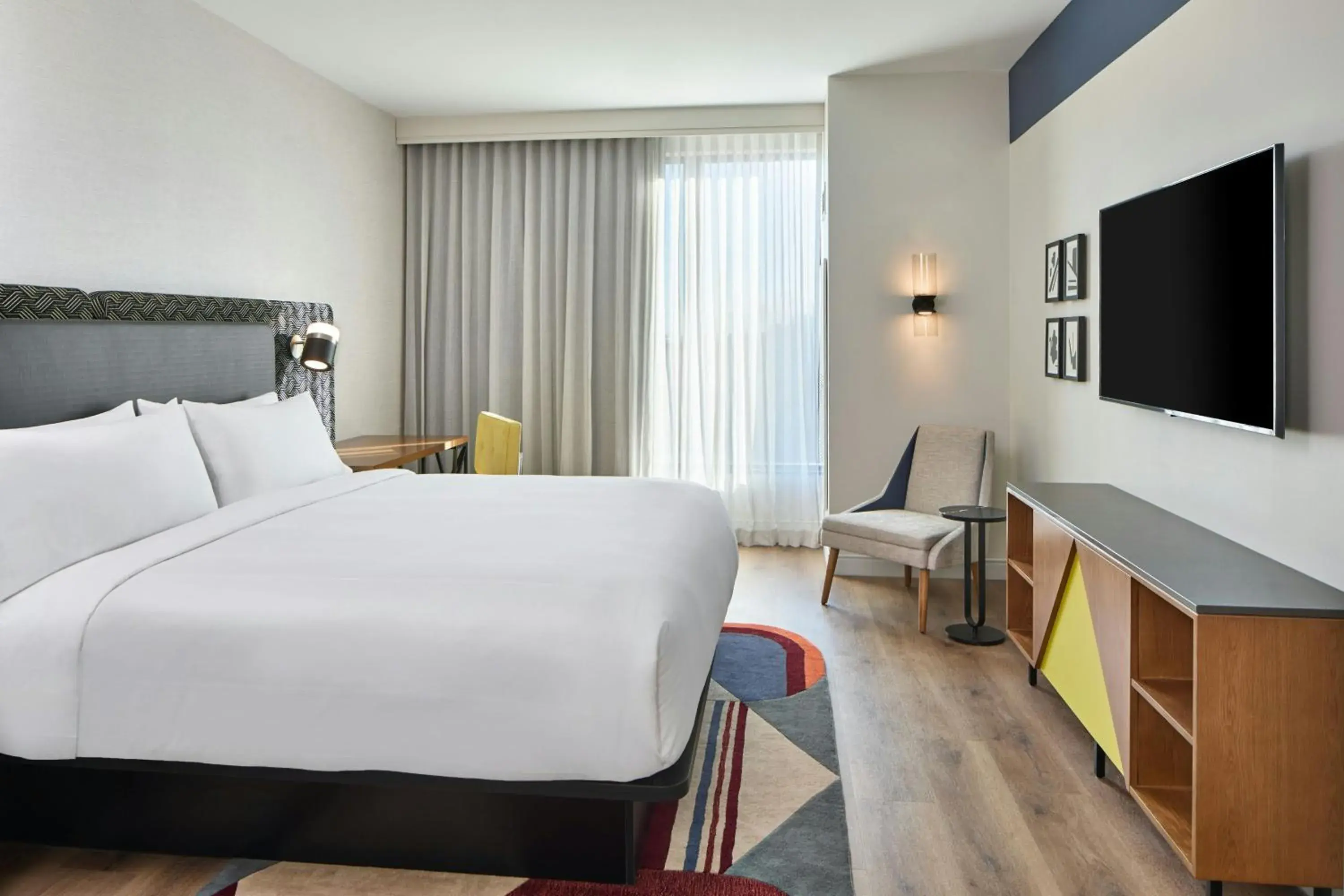 King Room with Adapted Tub - Mobility Accessible in Hotel Celare, Cincinnati Midtown, a Tribute Portfolio Hotel King Room with Adapted Tub - Mobility Accessible in Hotel Celare, Cincinnati Midtown, a Tribute Portfolio Hotel