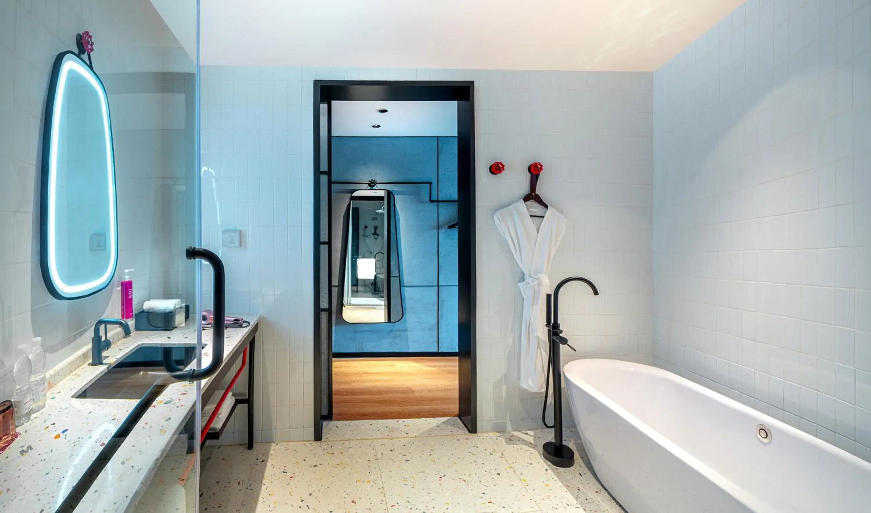 Premier King Room in Moxy Ningbo Old Bund Premier King Room in Moxy Ningbo Old Bund