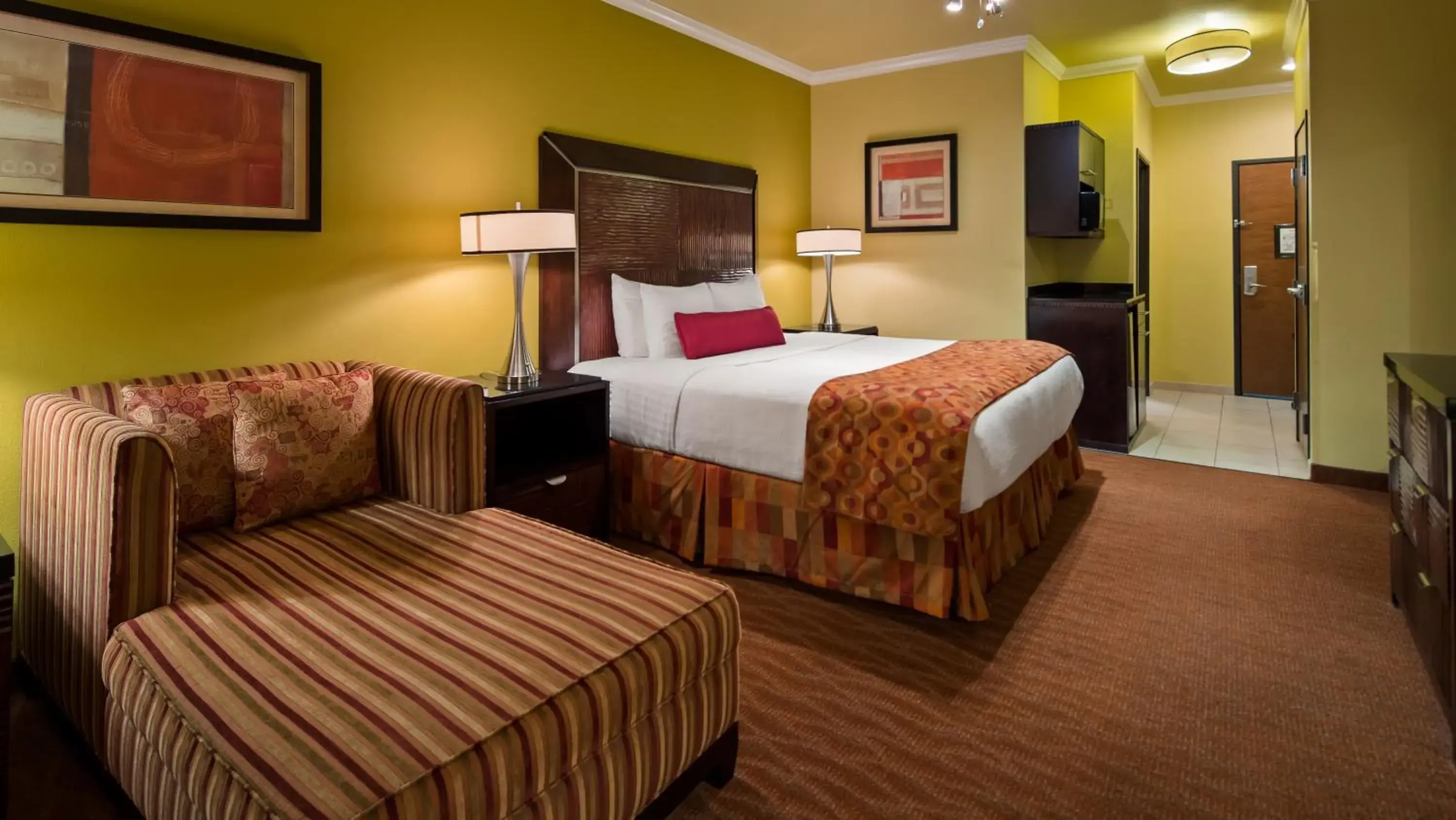 King Room with Roll-in Shower - Disability Access/Non-Smoking in Best Western Plus Christopher Inn & Suites King Room with Roll-in Shower - Disability Access/Non-Smoking in Best Western Plus Christopher Inn & Suites