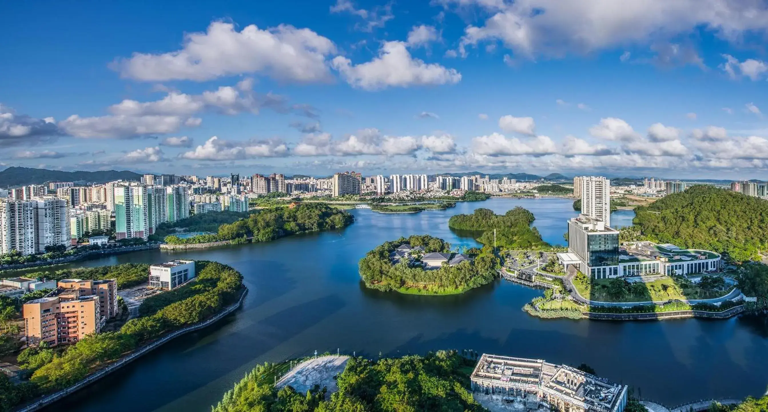 Premium King Room - Lounge Access in HUALUXE Yangjiang City Center Premium King Room - Lounge Access in HUALUXE Yangjiang City Center