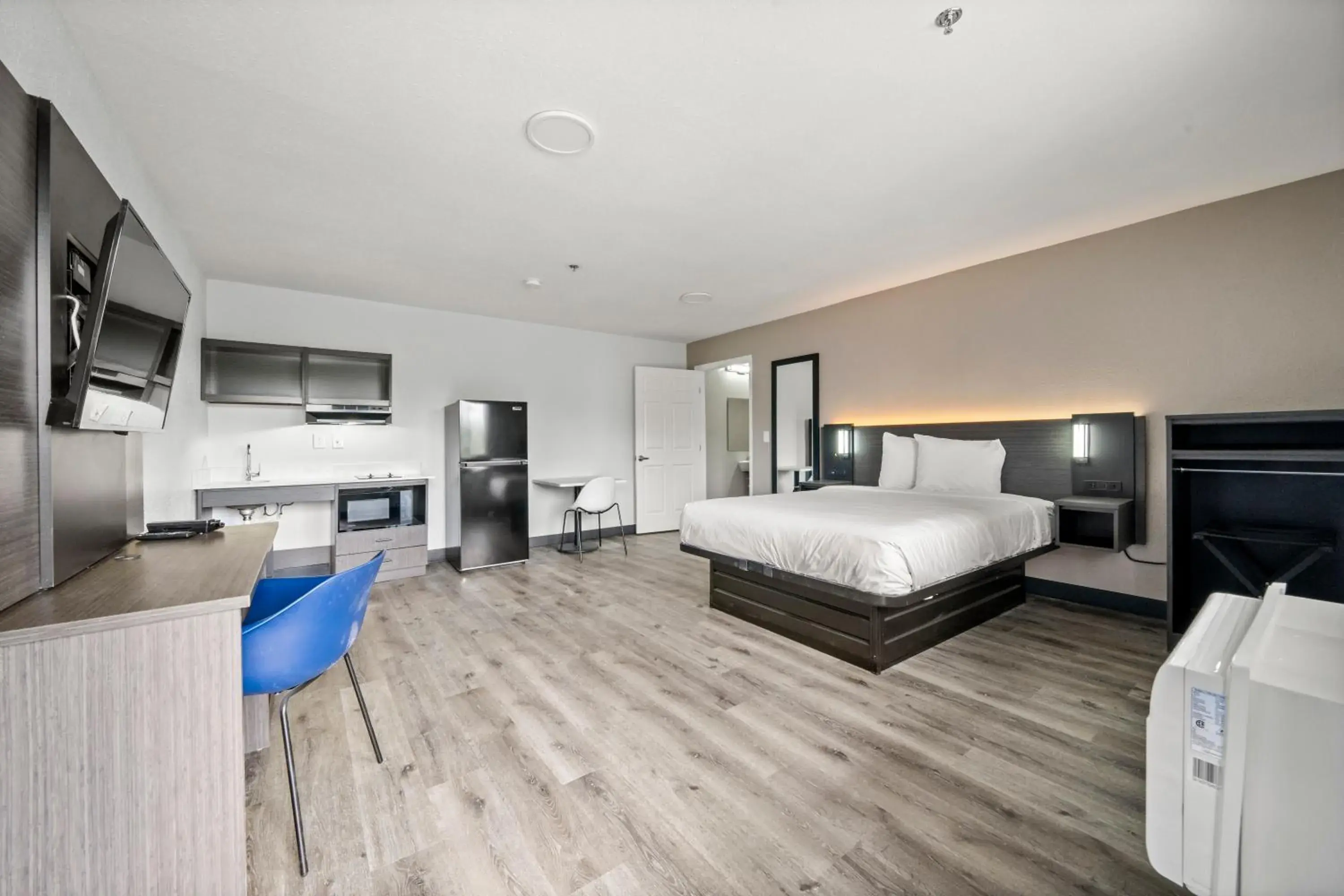 Kitchen or kitchenette, Bed in Efficiency Lodge Columbus Kitchen or kitchenette, Bed in Efficiency Lodge Columbus