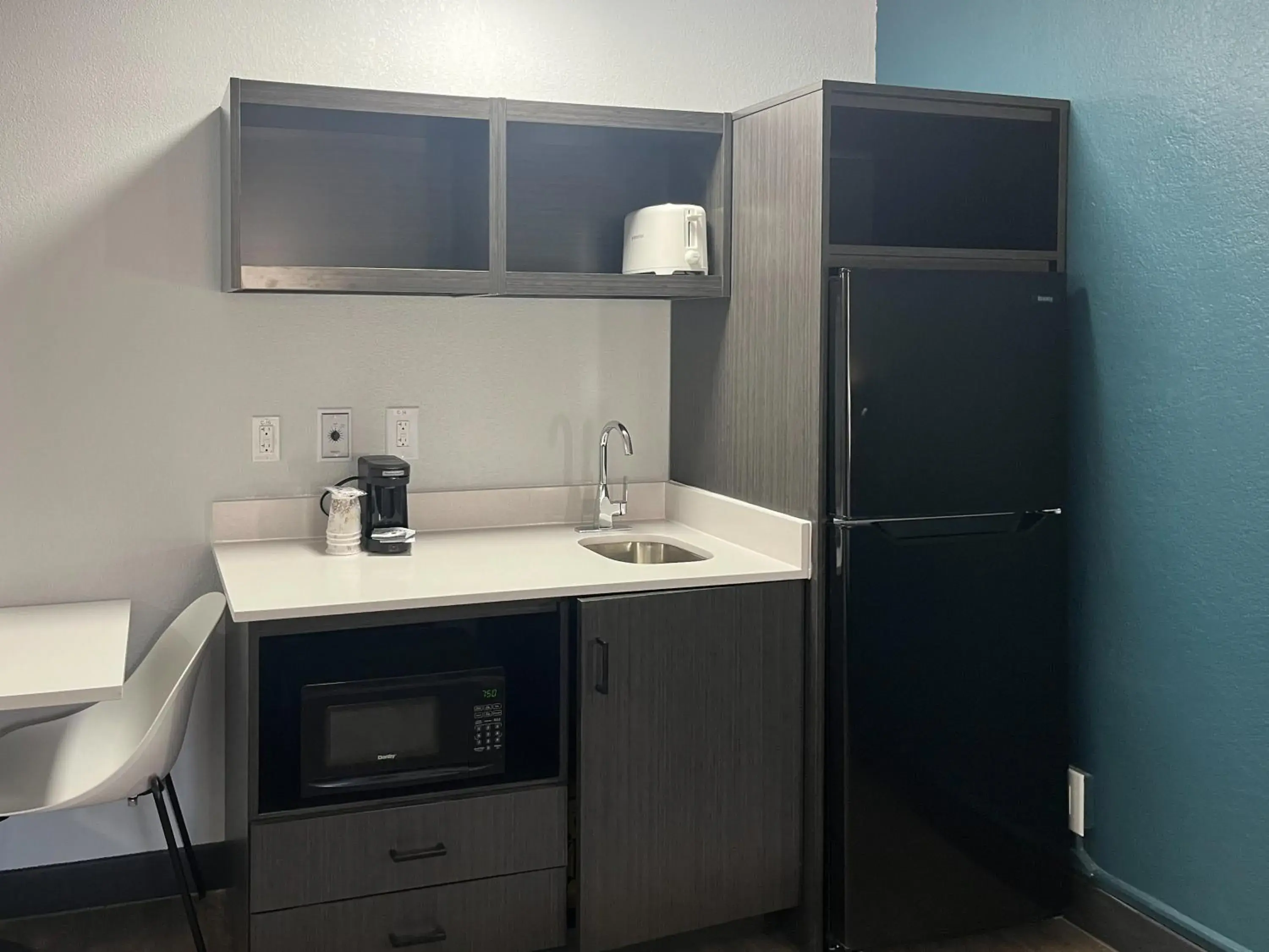 Deluxe King Room - Smoking in Studio 6 Huntsville, AL University Drive Deluxe King Room - Smoking in Studio 6 Huntsville, AL University Drive