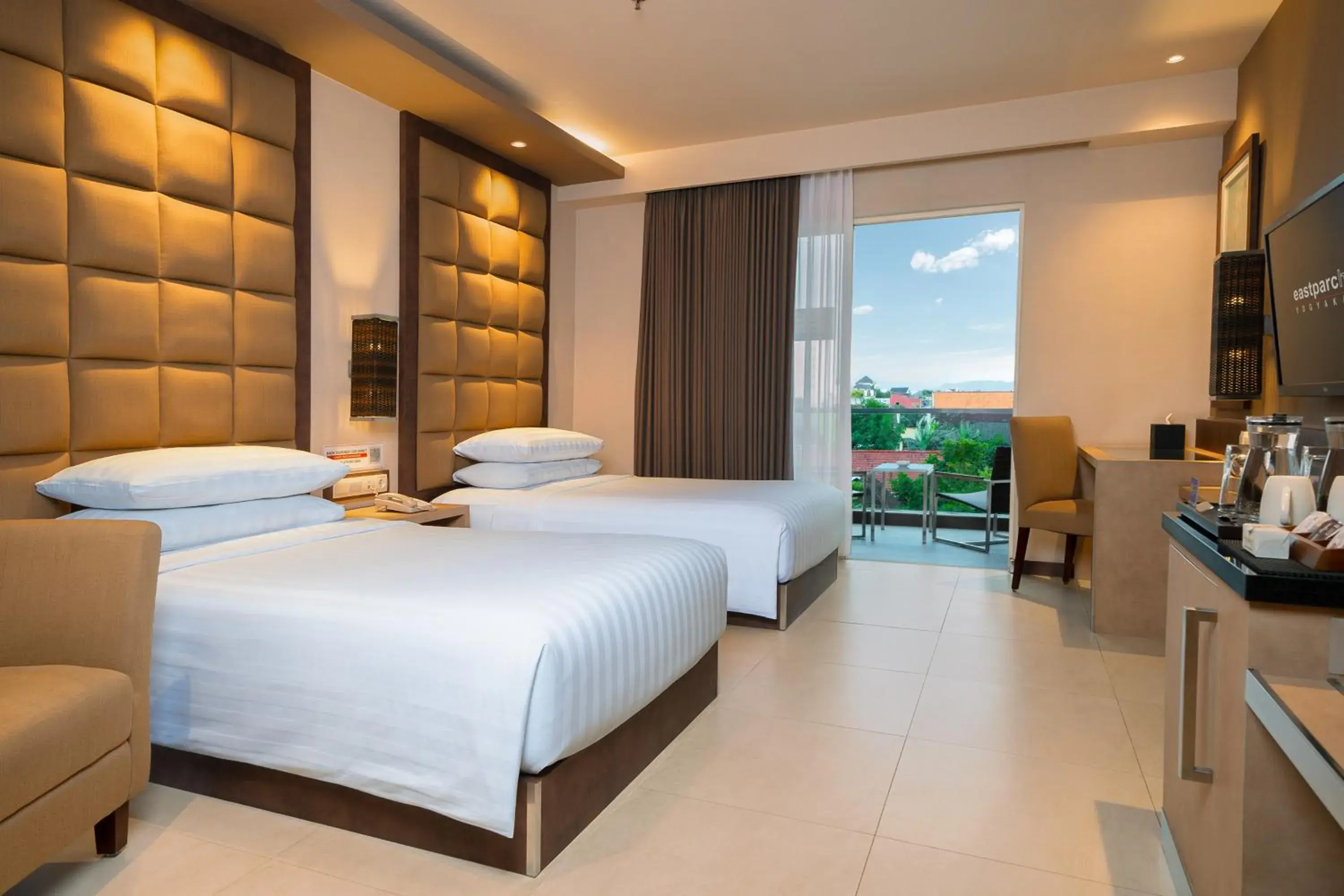 Deluxe Twin Room in Eastparc Hotel Yogyakarta Deluxe Twin Room in Eastparc Hotel Yogyakarta