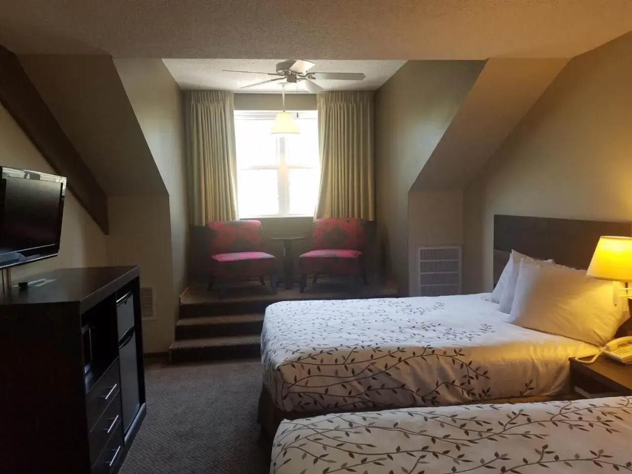 Superior Queen Room with Two Queen Beds in Roosevelt Inn Mount Rushmore Superior Queen Room with Two Queen Beds in Roosevelt Inn Mount Rushmore