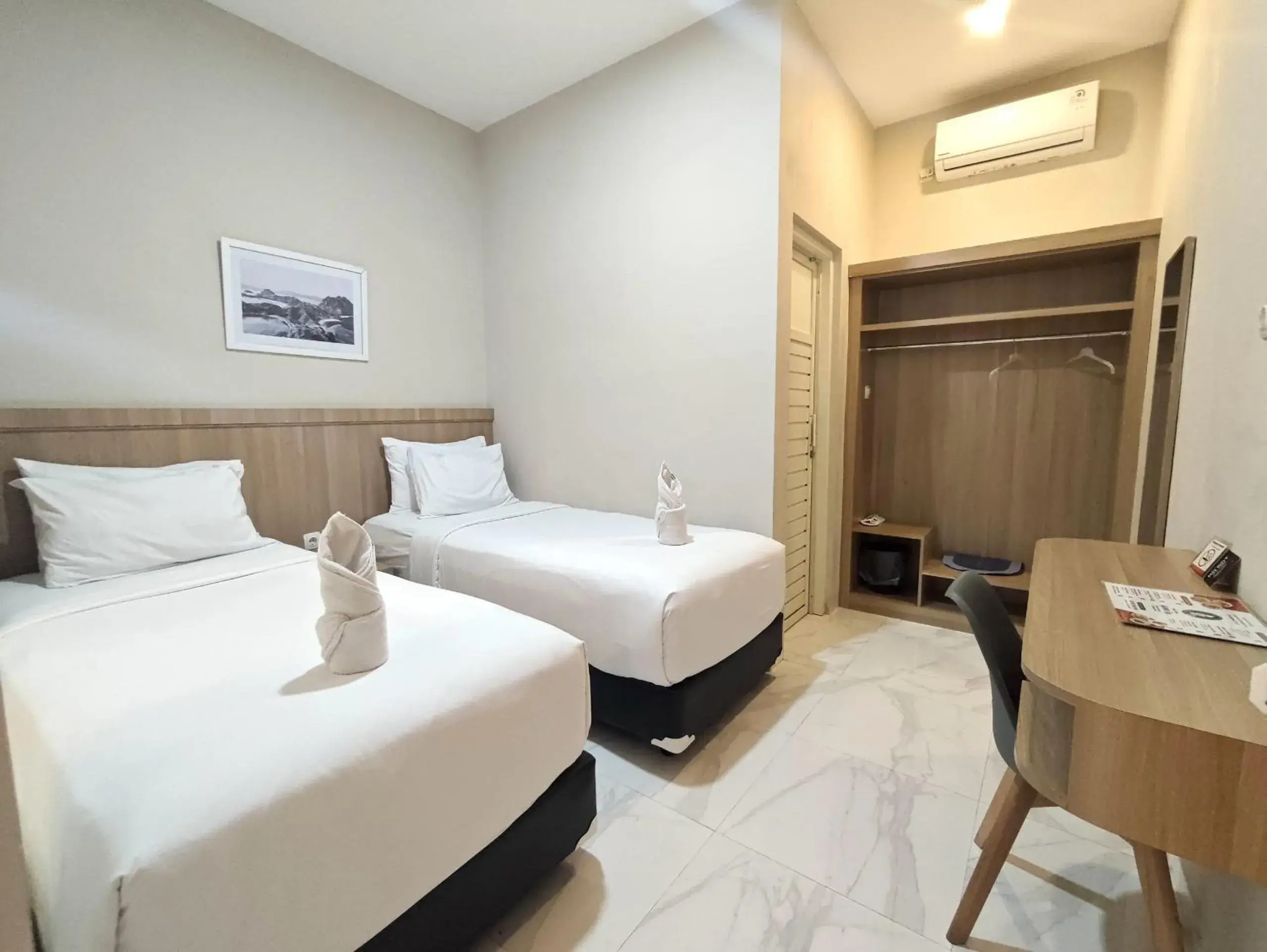 Superior Twin Room in El Nipa Hotel Labuan Bajo Superior Twin Room in El Nipa Hotel Labuan Bajo