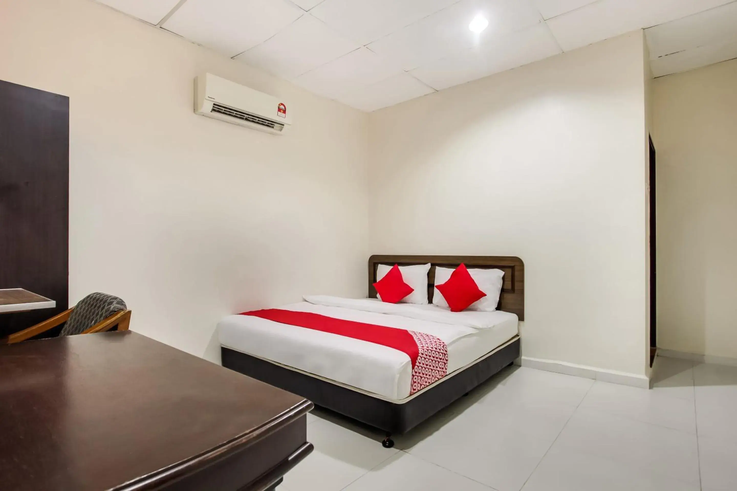 Standard King Room - single occupancy in Super OYO 89427 Kavanas Hotel Taiping Standard King Room - single occupancy in Super OYO 89427 Kavanas Hotel Taiping