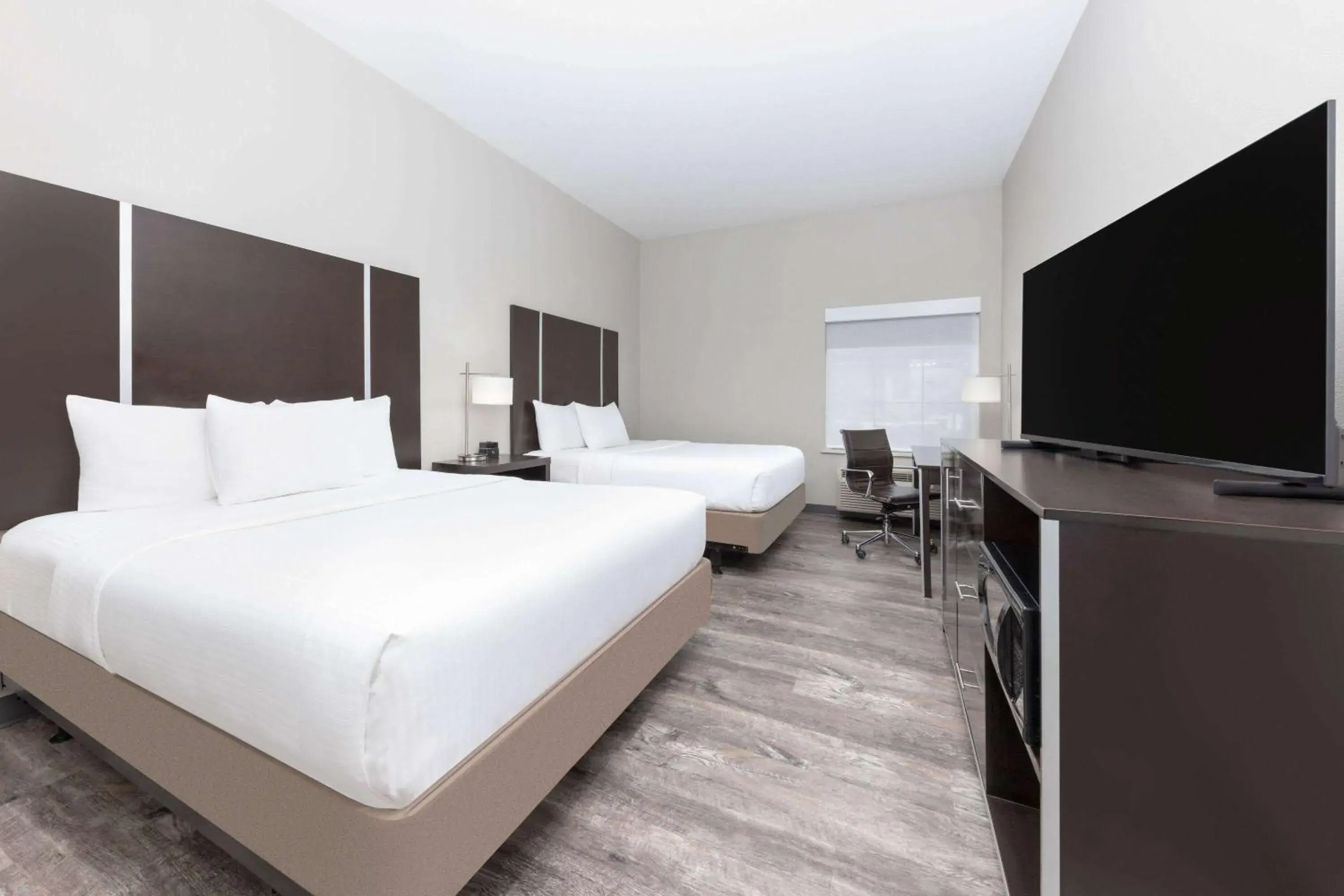 Queen Room with Two Queen Beds and Roll-In Shower - Mobility/Hearing Accessible - Non-Smoking in La Quinta by Wyndham Tyler - University Area Queen Room with Two Queen Beds and Roll-In Shower - Mobility/Hearing Accessible - Non-Smoking in La Quinta by Wyndham Tyler - University Area