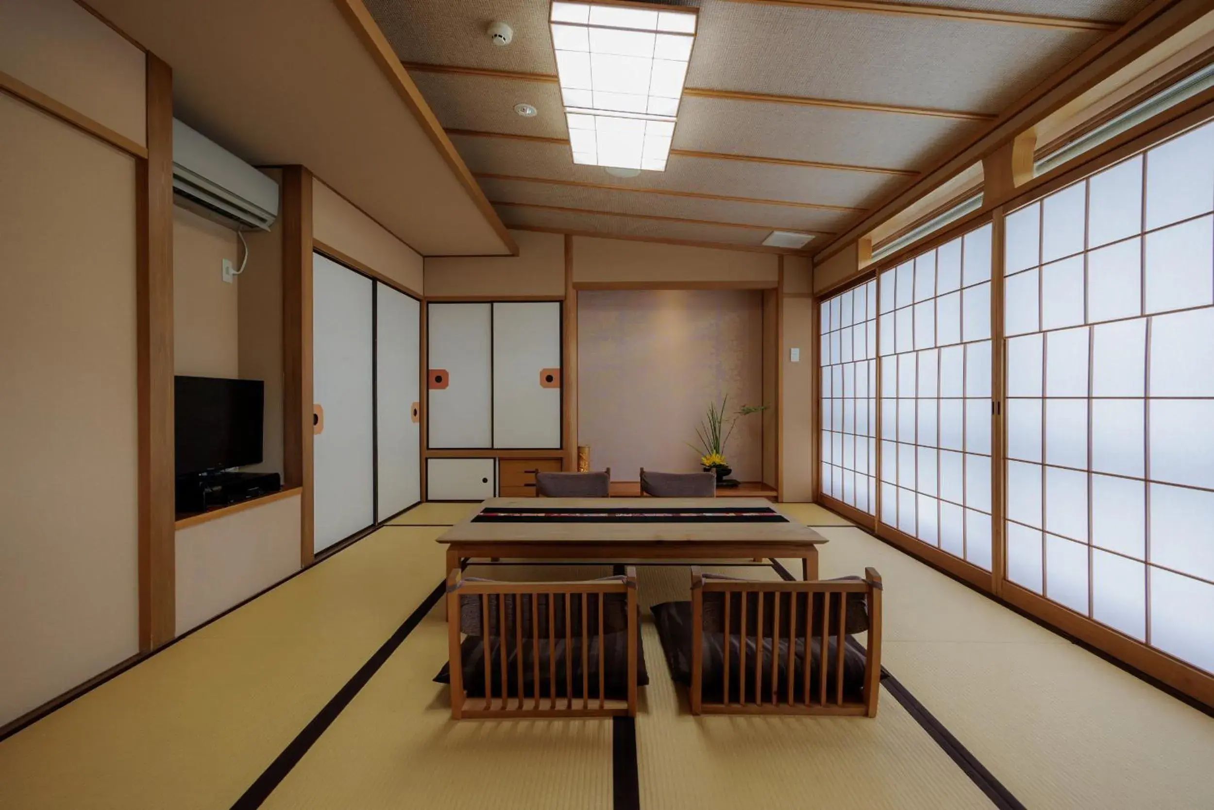 Family Room with Shared Bathroom in Kifuno Sato Family Room with Shared Bathroom in Kifuno Sato