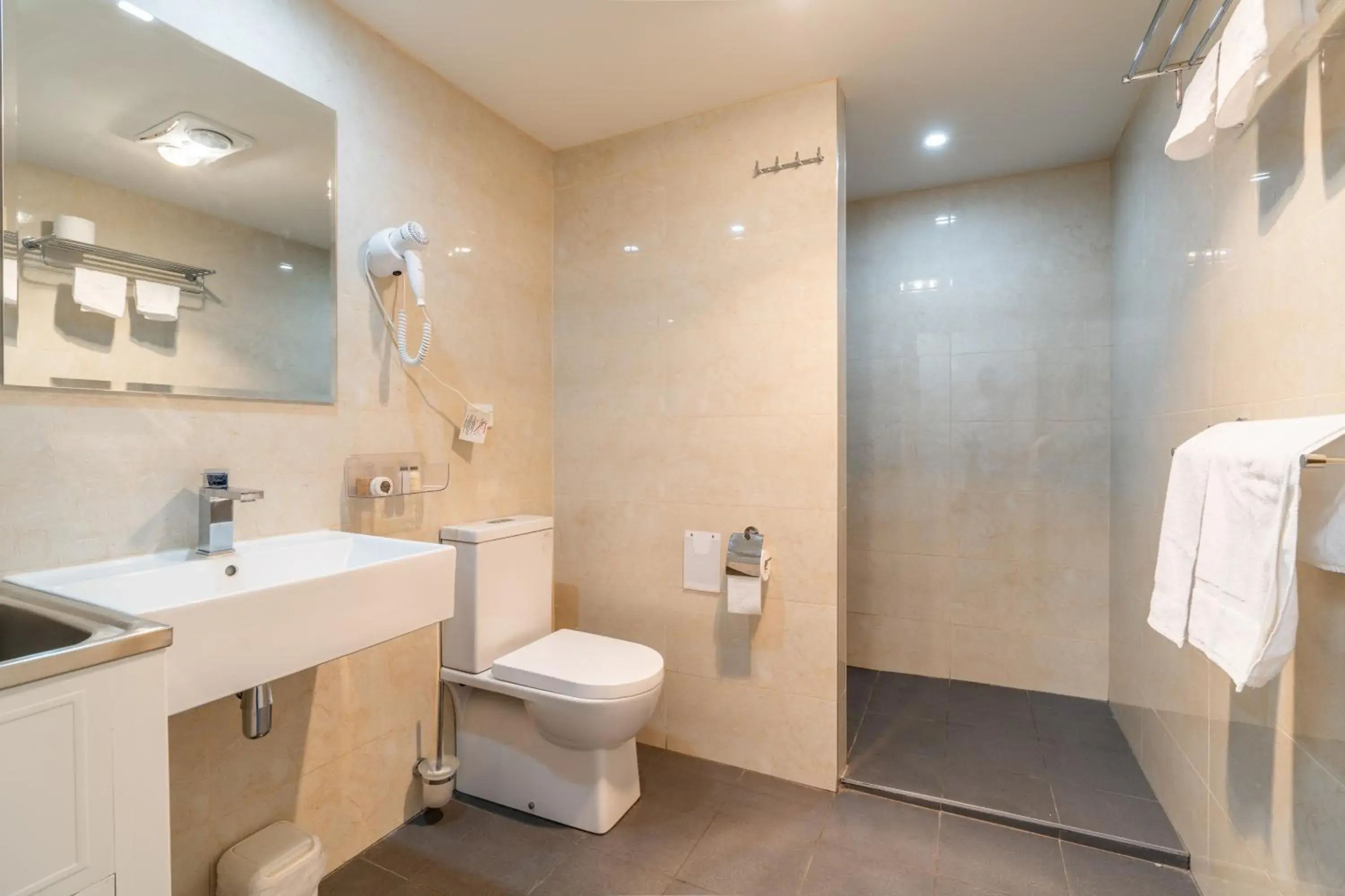 Family Room with Balcony in Rainbow Motel Queanbeyan Family Room with Balcony in Rainbow Motel Queanbeyan