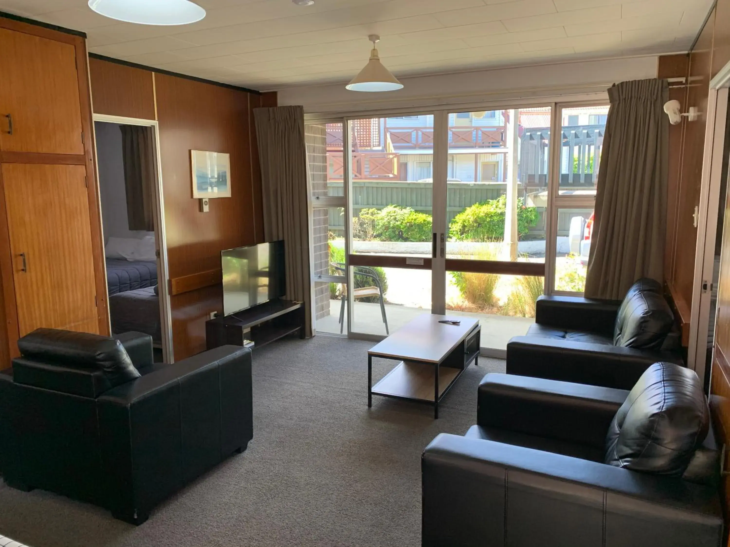 Large Two-Bedroom Apartment in Cumberland Motel Large Two-Bedroom Apartment in Cumberland Motel