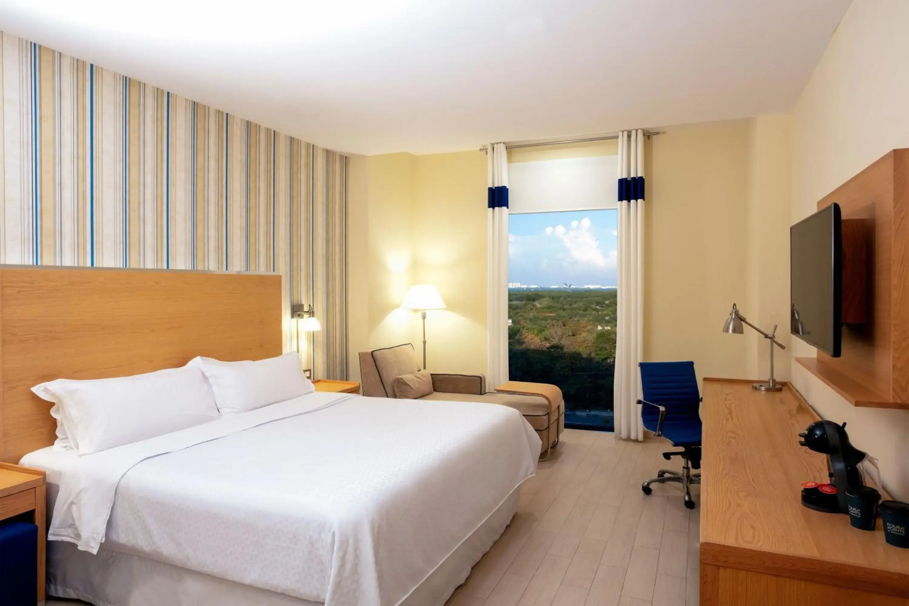 Deluxe, Guest room, 1 King, City view in Four Points by Sheraton Cancun Centro Deluxe, Guest room, 1 King, City view in Four Points by Sheraton Cancun Centro