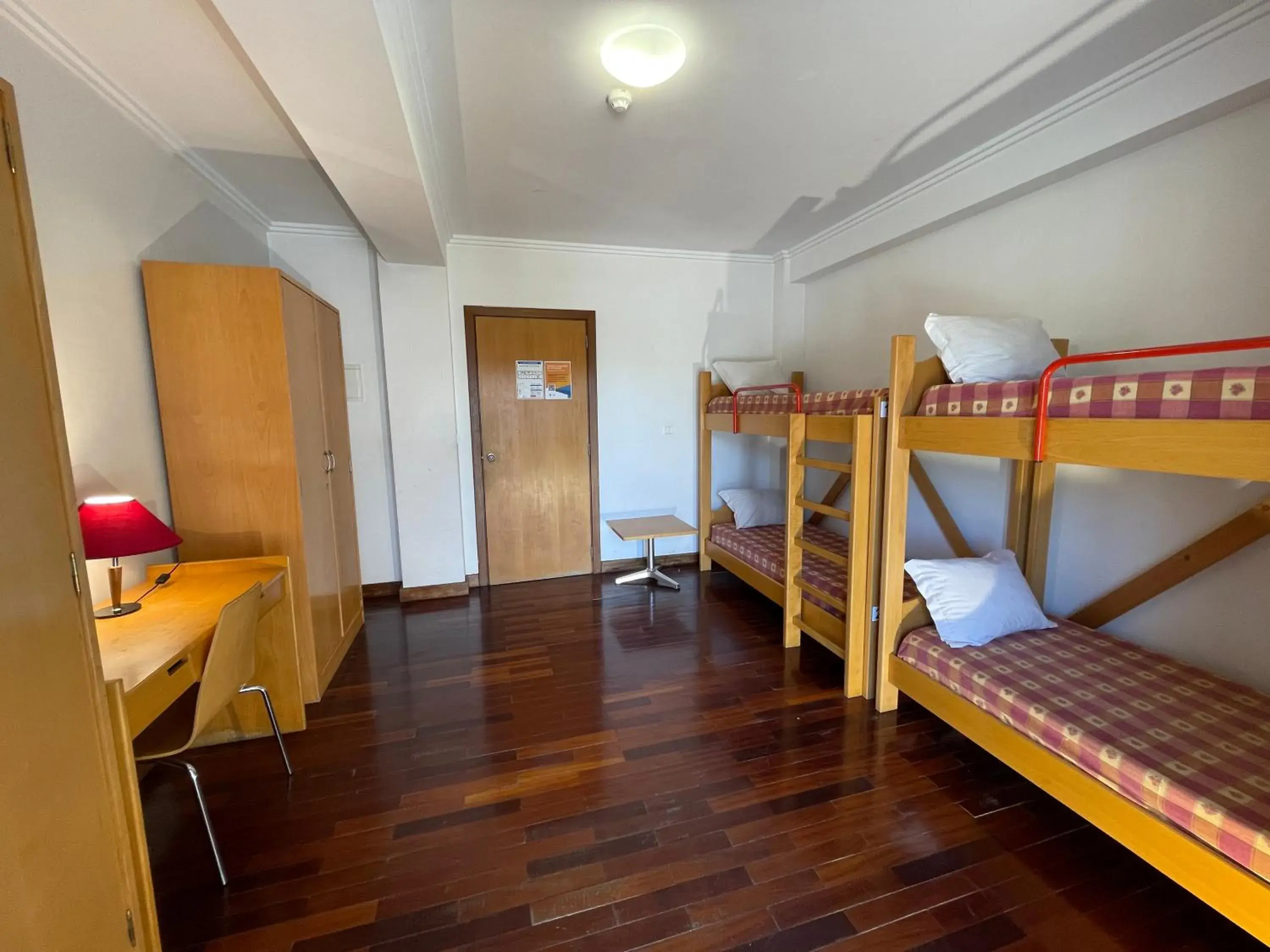 Quadruple Room with Shared Bathroom in HI Bragança – Pousada de Juventude Quadruple Room with Shared Bathroom in HI Bragança – Pousada de Juventude