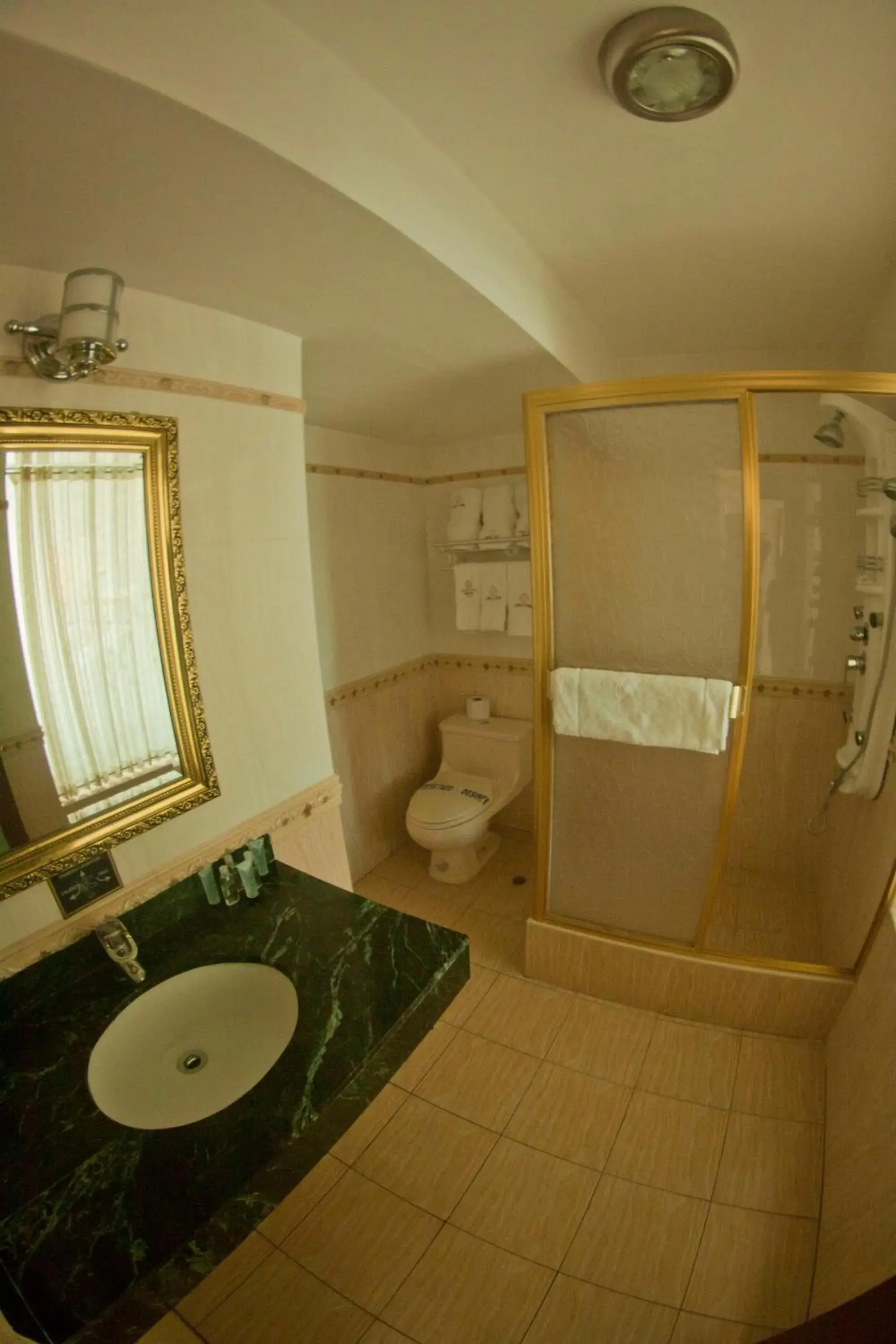 Standard Queen Room in Hotel Oro Inn Standard Queen Room in Hotel Oro Inn