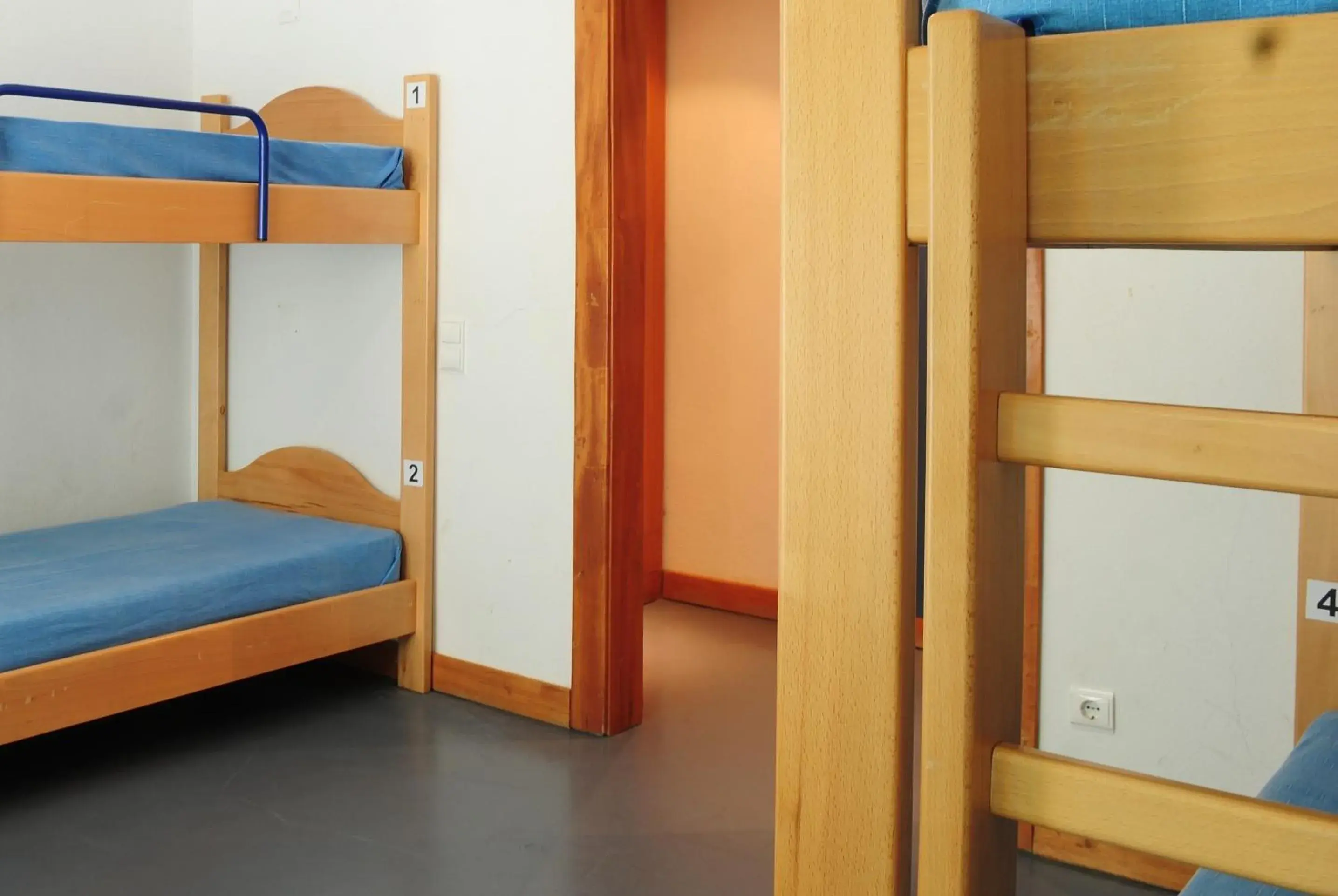 Bunk Bed in Male Dormitory Room in HI Abrantes – Pousada de Juventude Bunk Bed in Male Dormitory Room in HI Abrantes – Pousada de Juventude