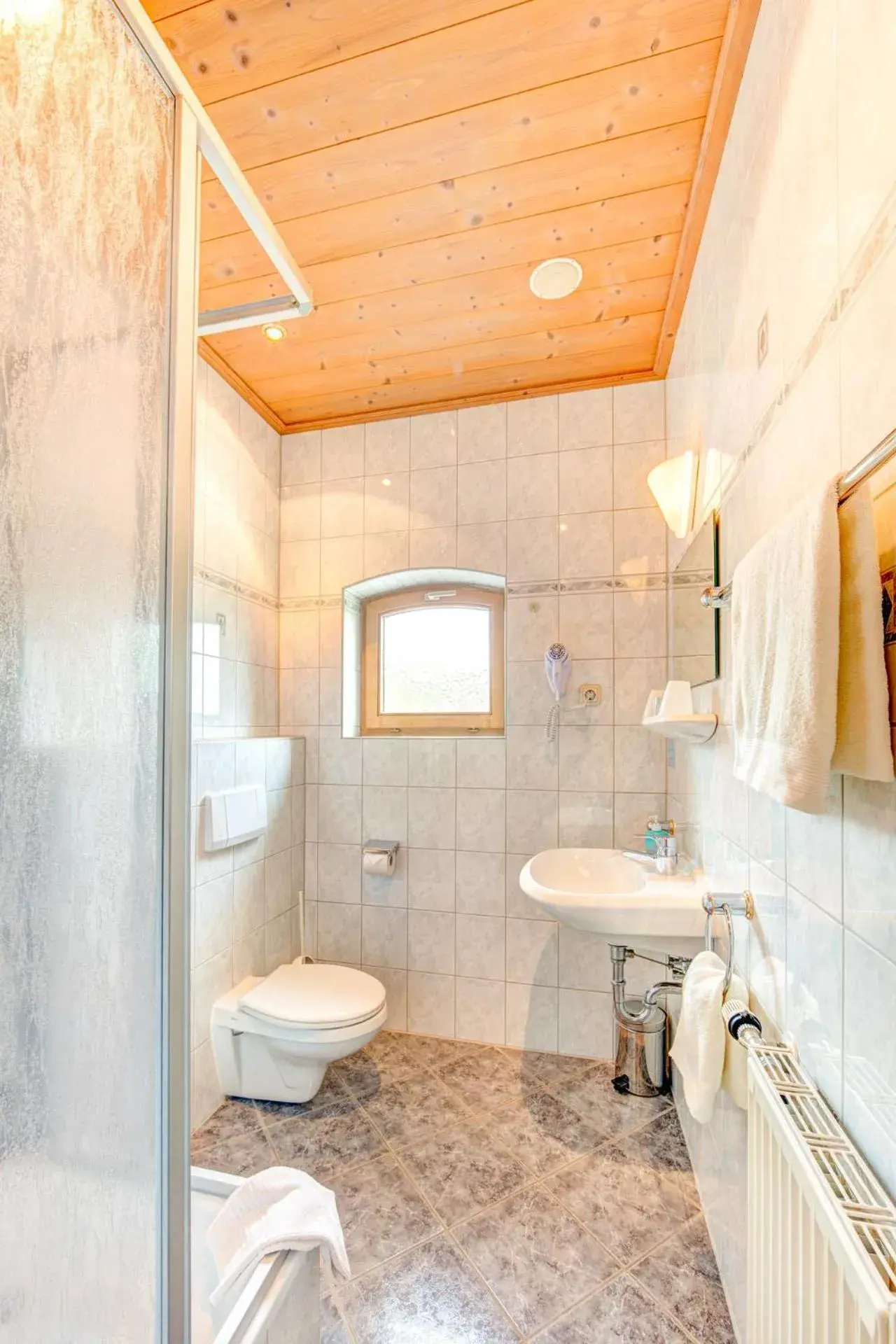 Single Room with Shower - single occupancy in Hotel und Restaurant Piccolo Single Room with Shower - single occupancy in Hotel und Restaurant Piccolo