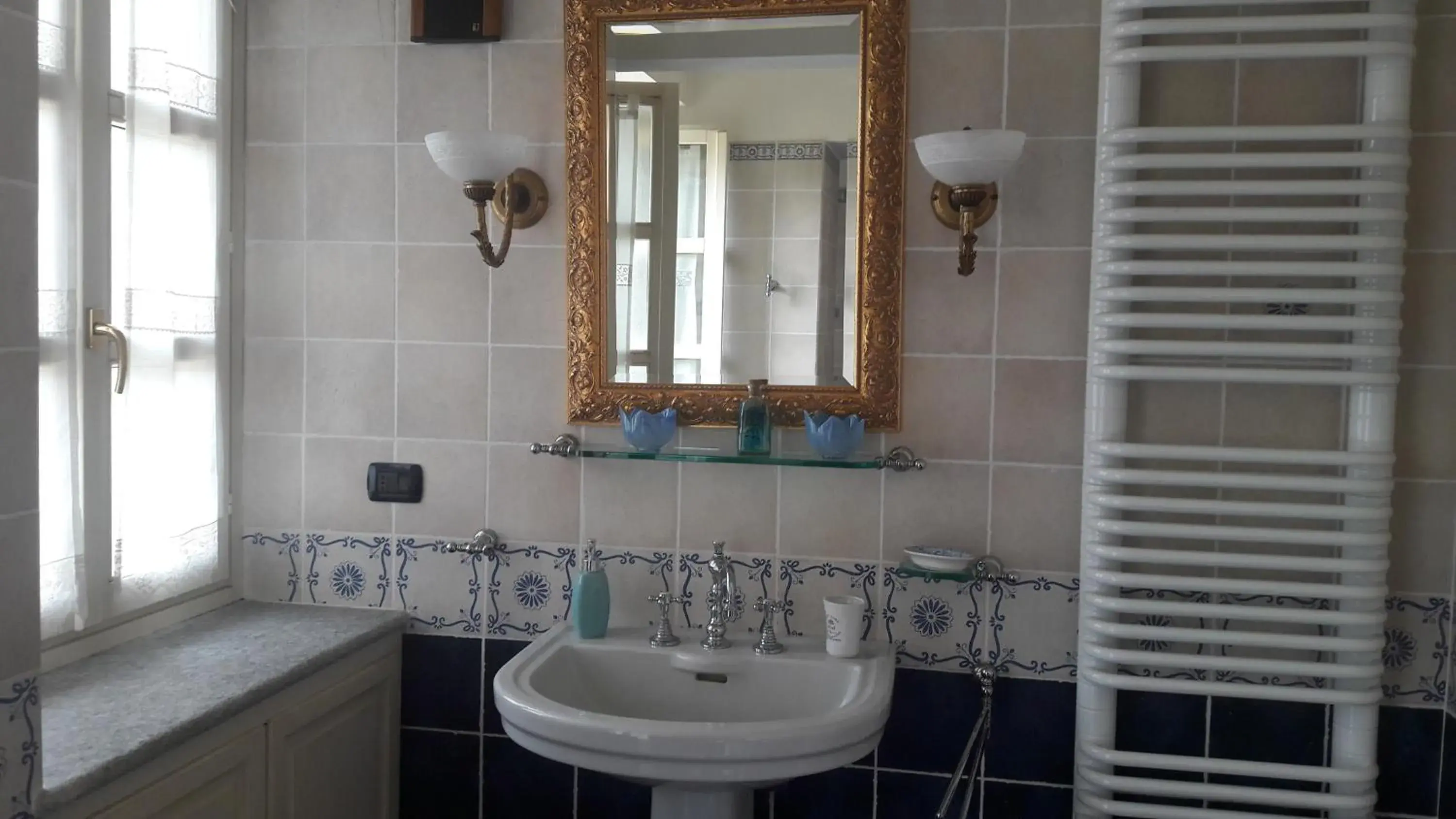 Large Double Room with Garden View in Villa Mirano Bed & Breakfast Large Double Room with Garden View in Villa Mirano Bed & Breakfast