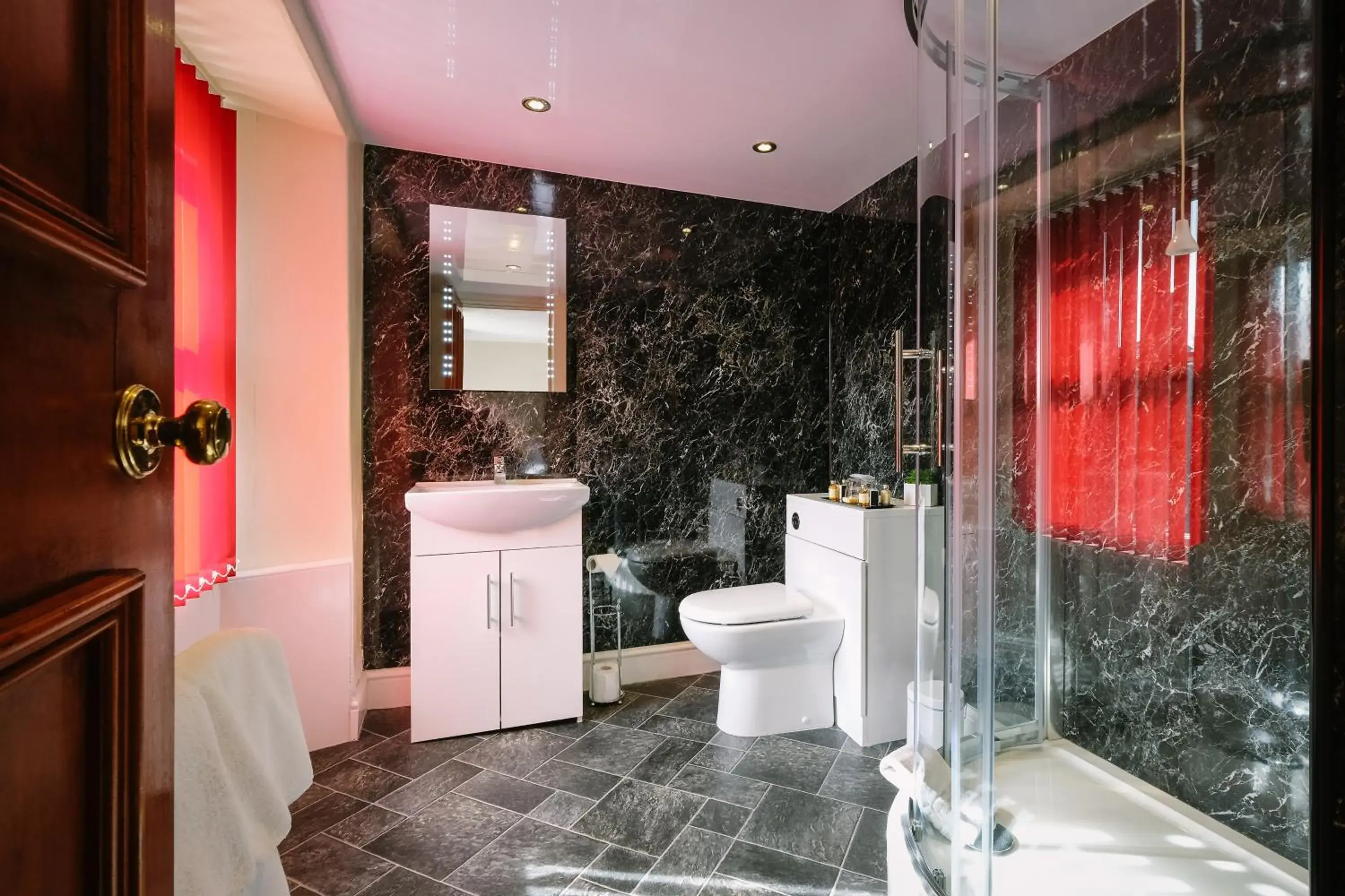 Double Room with Private Bathroom in Sun Inn Double Room with Private Bathroom in Sun Inn