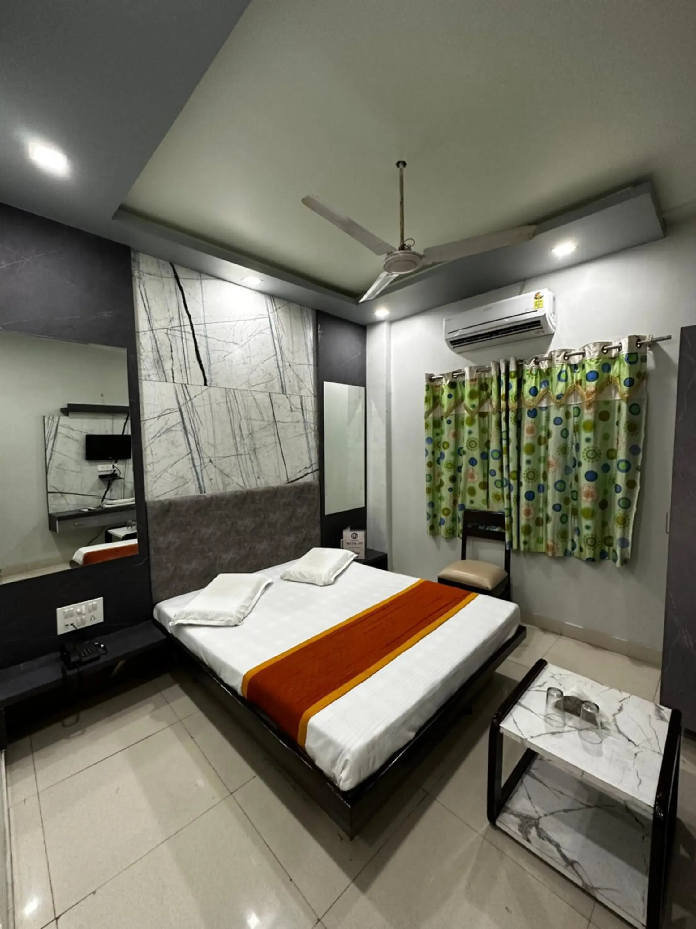 Double Room with Fan in Hotel Mittal Inn Double Room with Fan in Hotel Mittal Inn