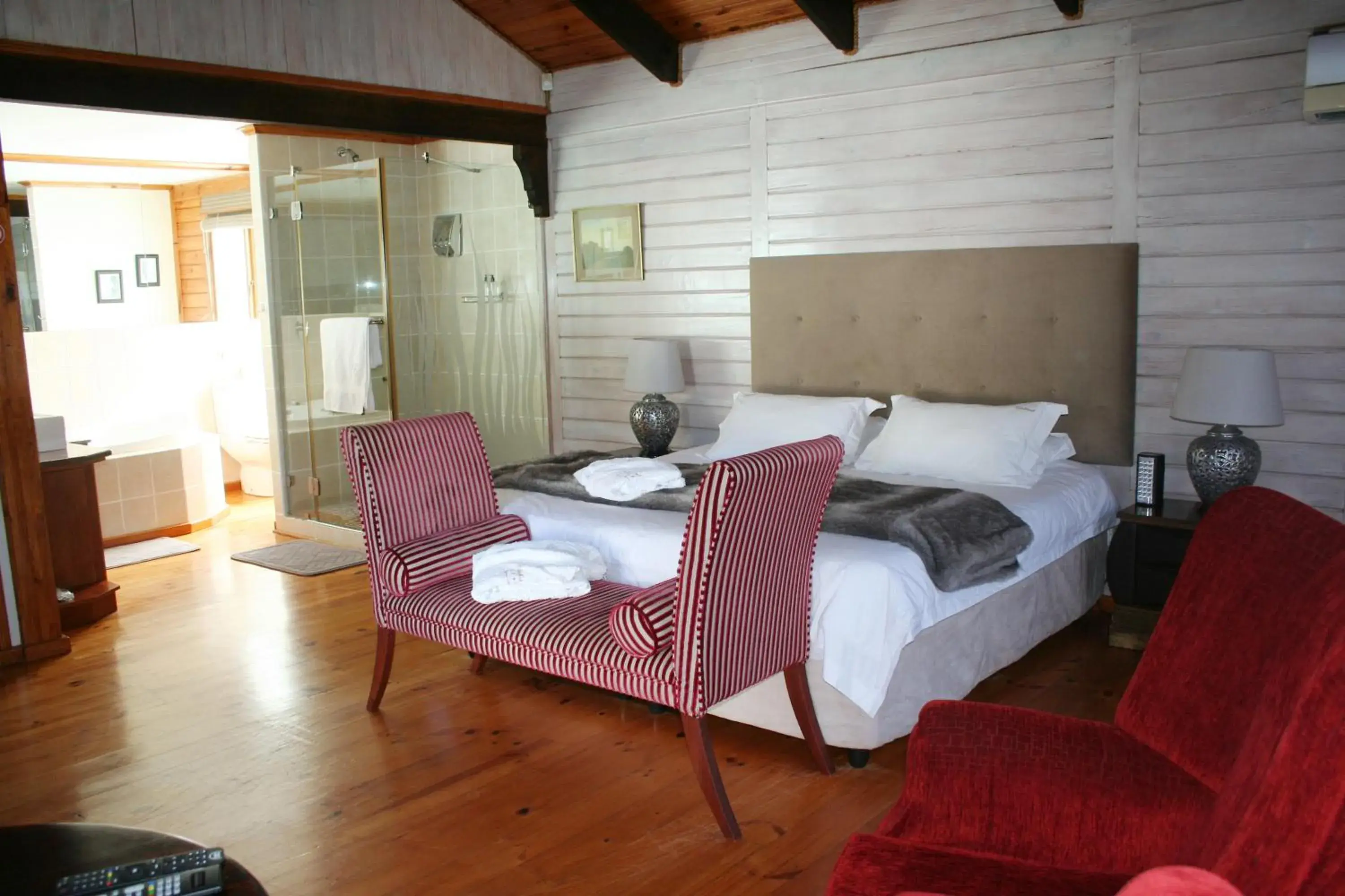 Suite with Spa Bath - single occupancy in Edenbrook Country Manor Suite with Spa Bath - single occupancy in Edenbrook Country Manor