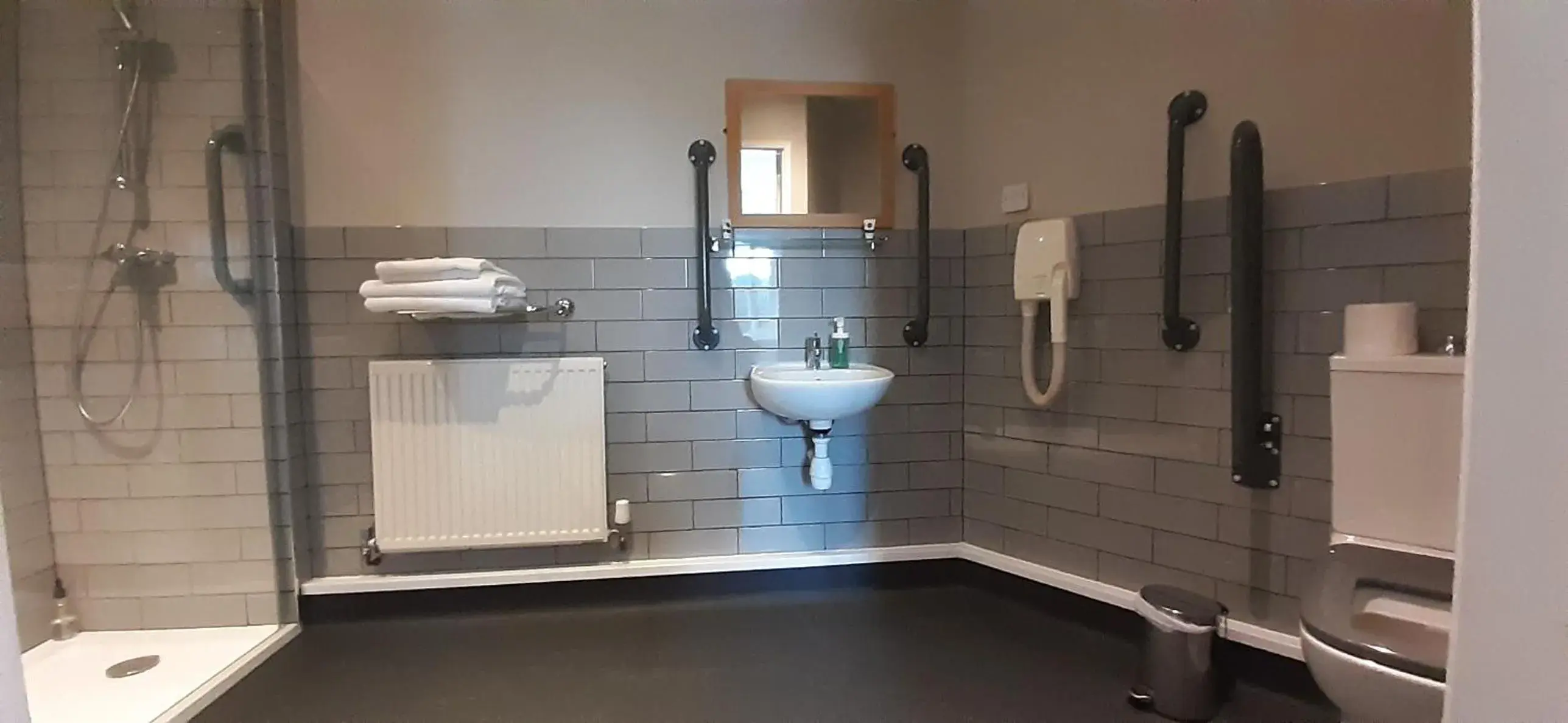 Twin Room with Private Bathroom in Burlton Inn Twin Room with Private Bathroom in Burlton Inn