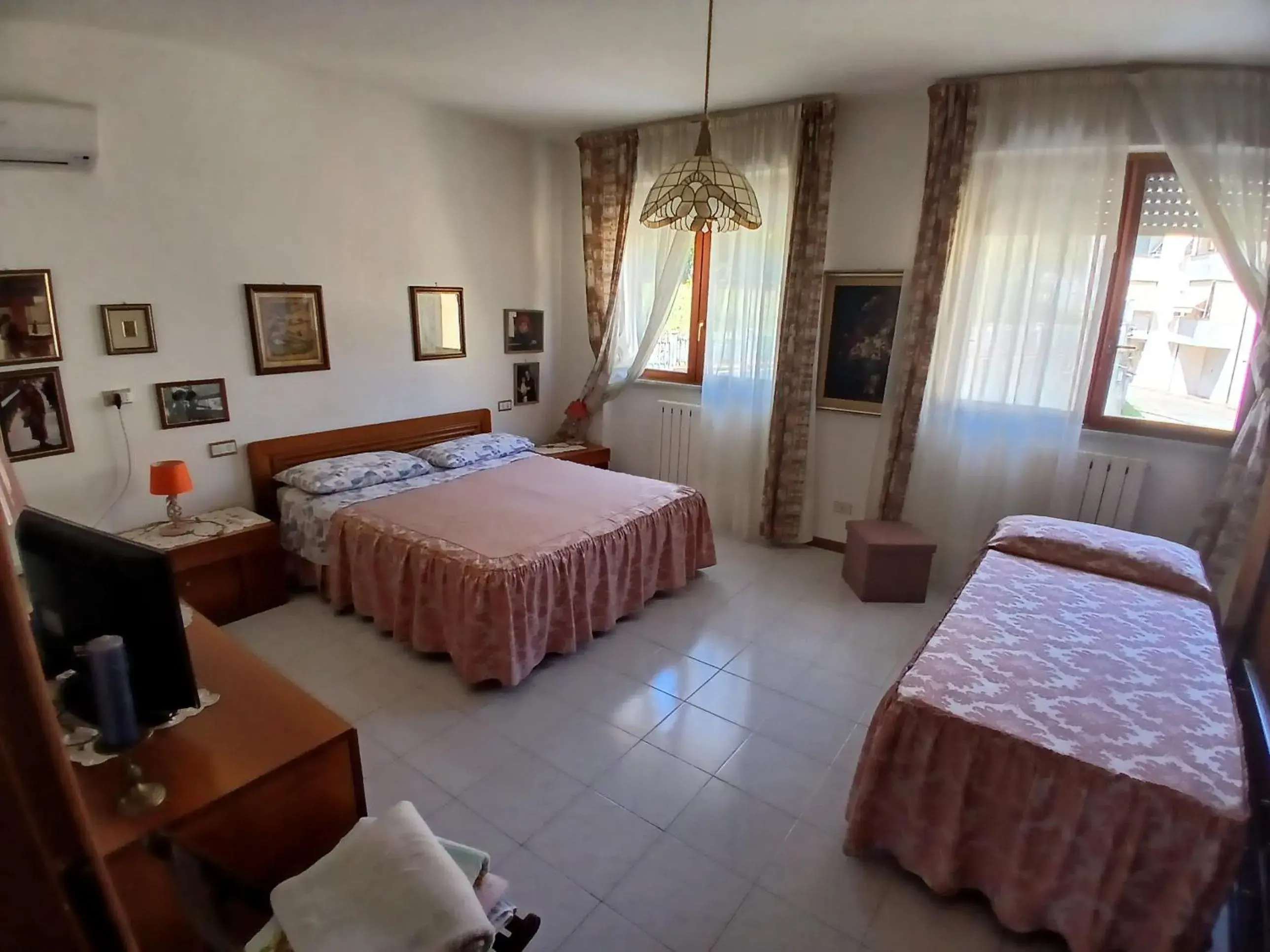 Triple Room in Il Melograno B&B with private bathrooms Triple Room in Il Melograno B&B with private bathrooms