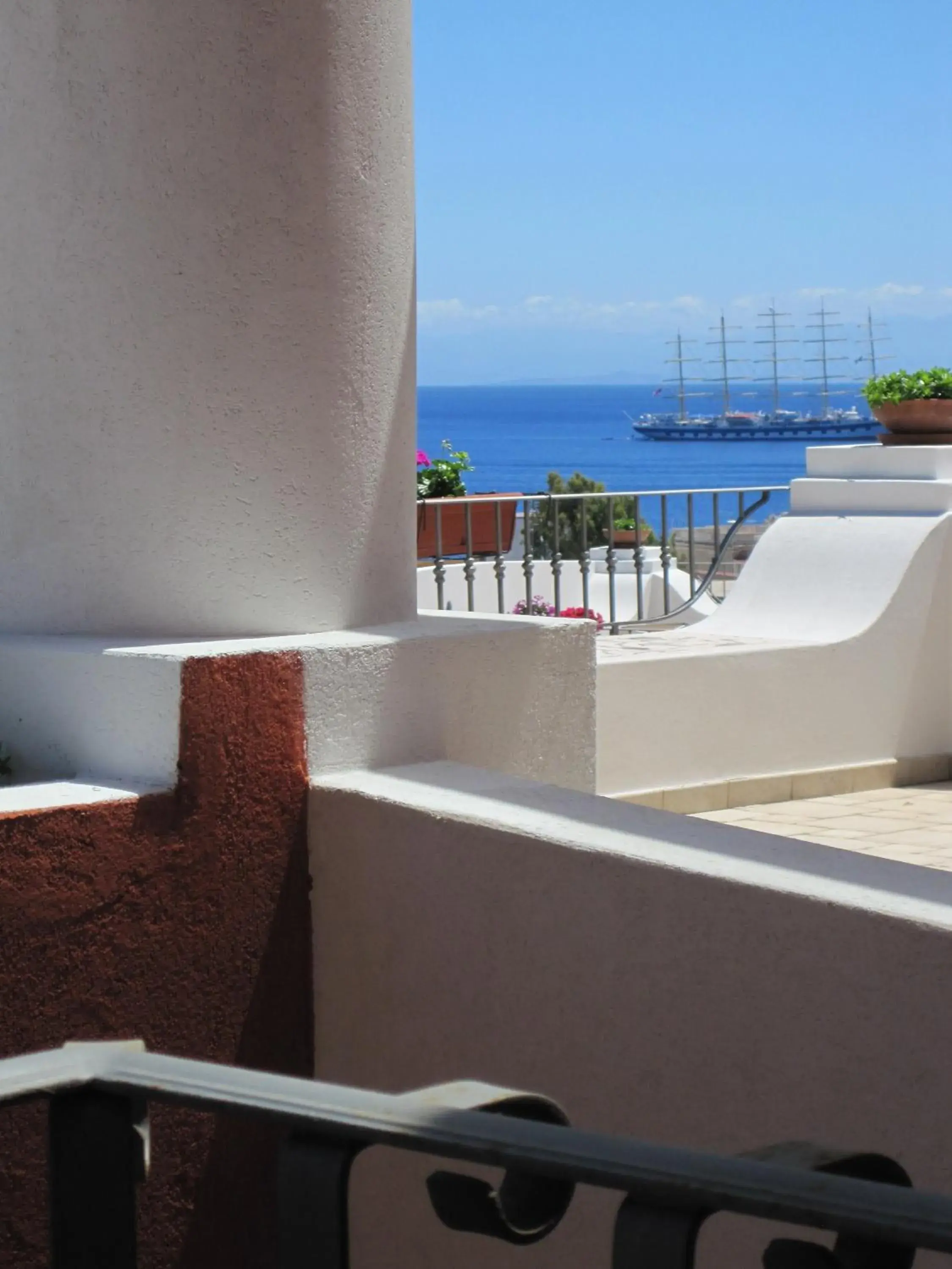 Deluxe Double Room with Side Sea View in Hotel Bougainville Deluxe Double Room with Side Sea View in Hotel Bougainville