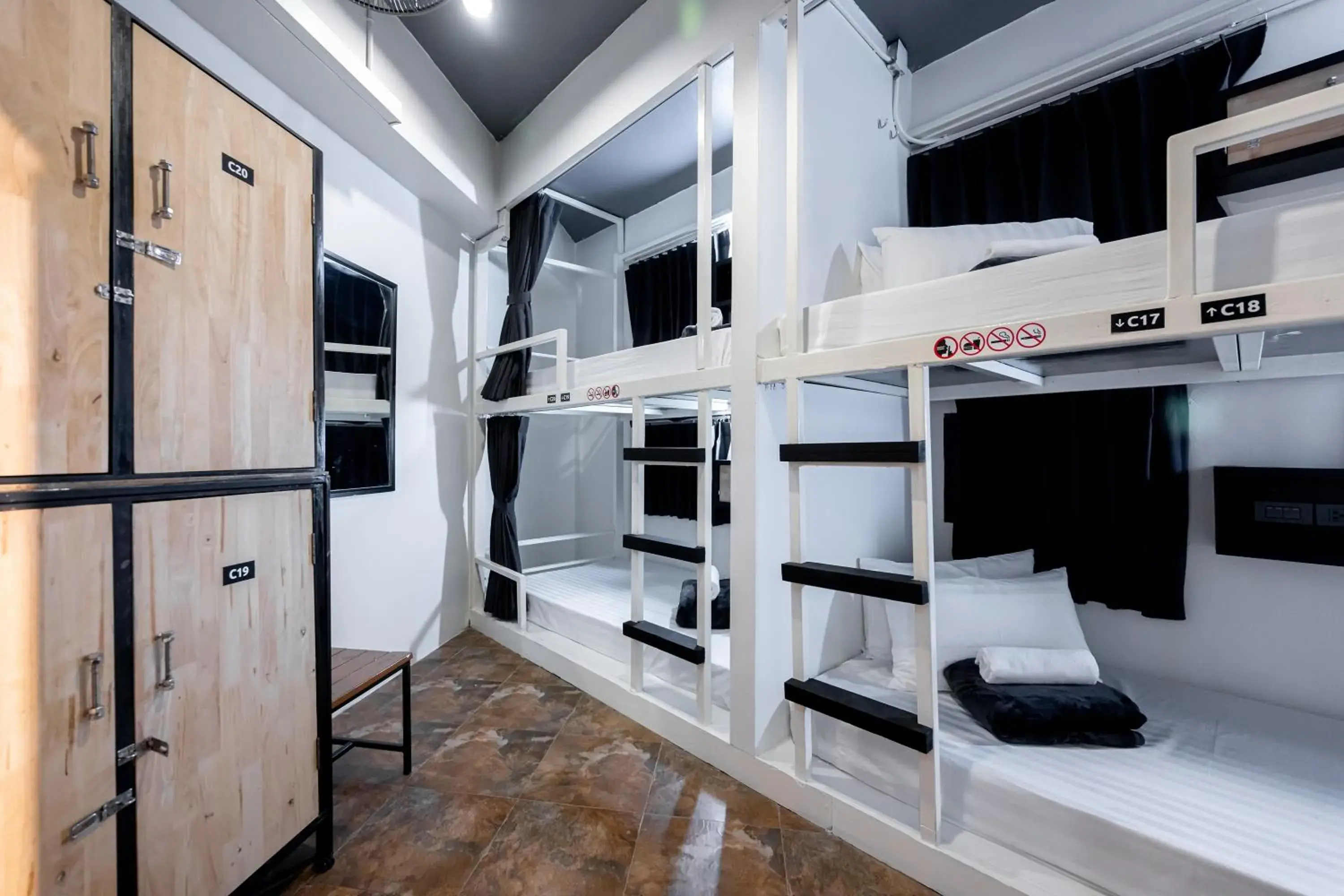 Bed in 4-Bed Mixed Dormitory Room in Vibes Hostel Bangkok Bed in 4-Bed Mixed Dormitory Room in Vibes Hostel Bangkok