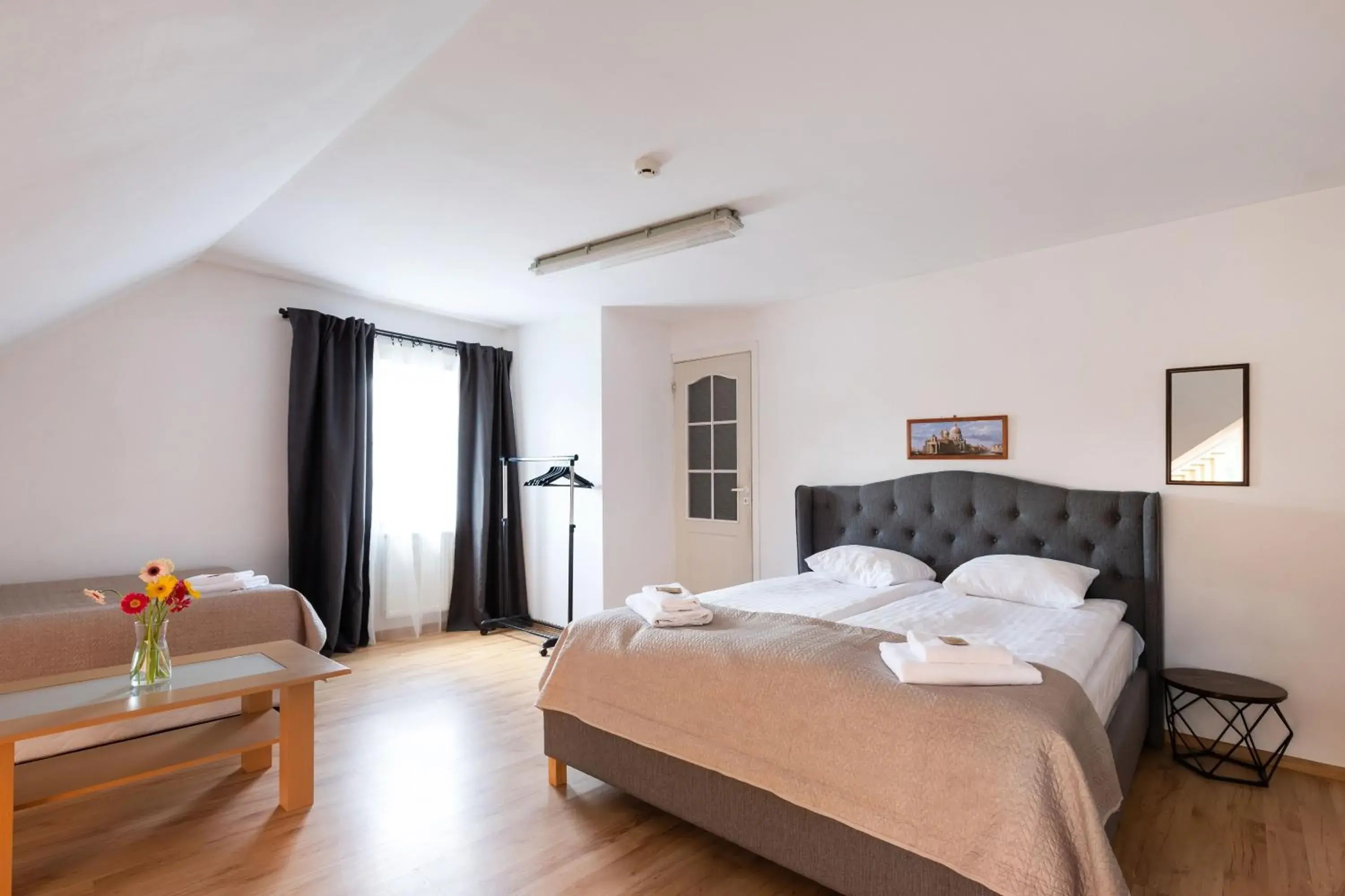 Comfort Triple Room with Shower in Avanti apgyvendinimas-restoranas Comfort Triple Room with Shower in Avanti apgyvendinimas-restoranas