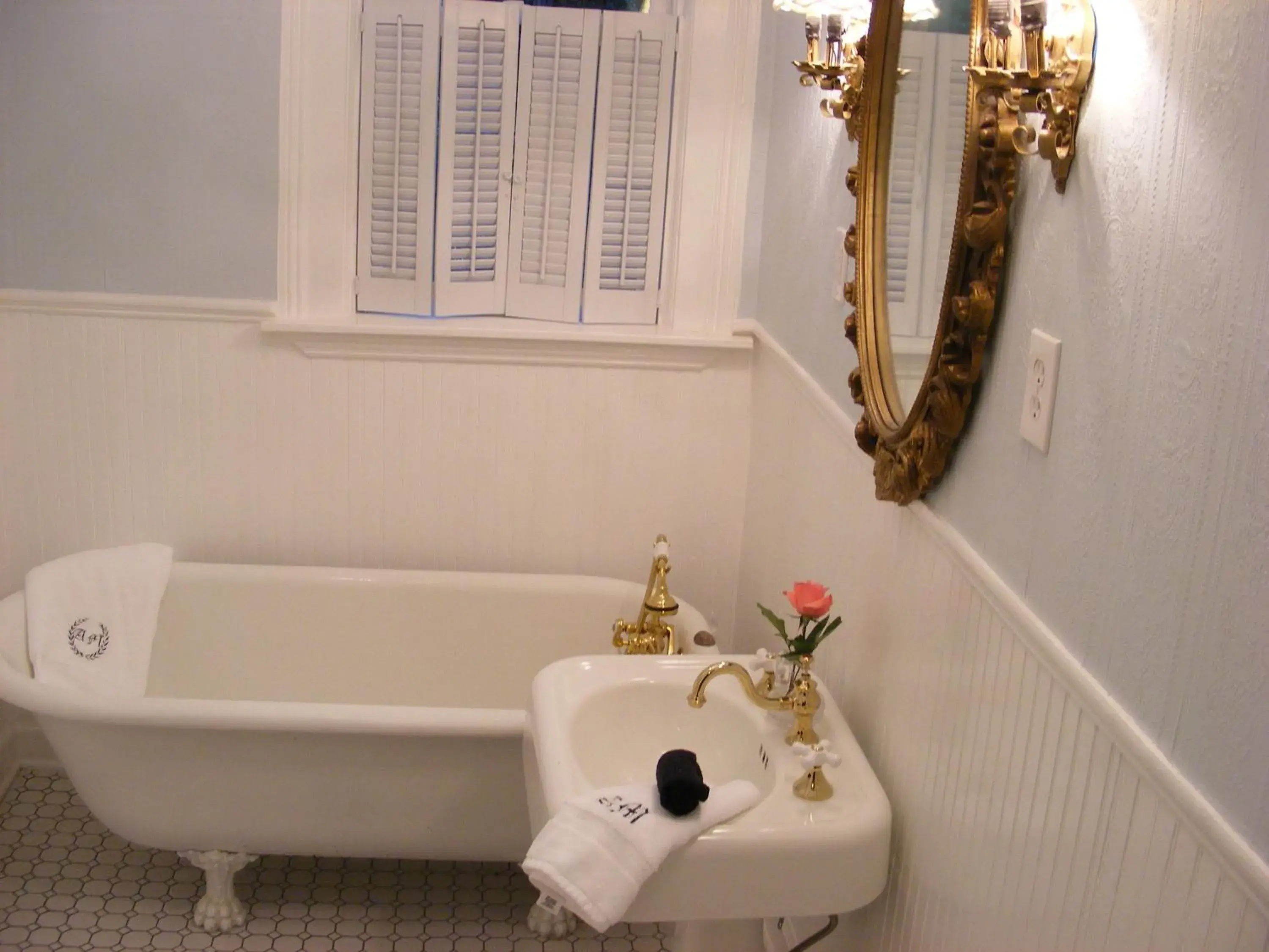 Deluxe Queen Suite in Adair Manor Bed & Breakfast Deluxe Queen Suite in Adair Manor Bed & Breakfast