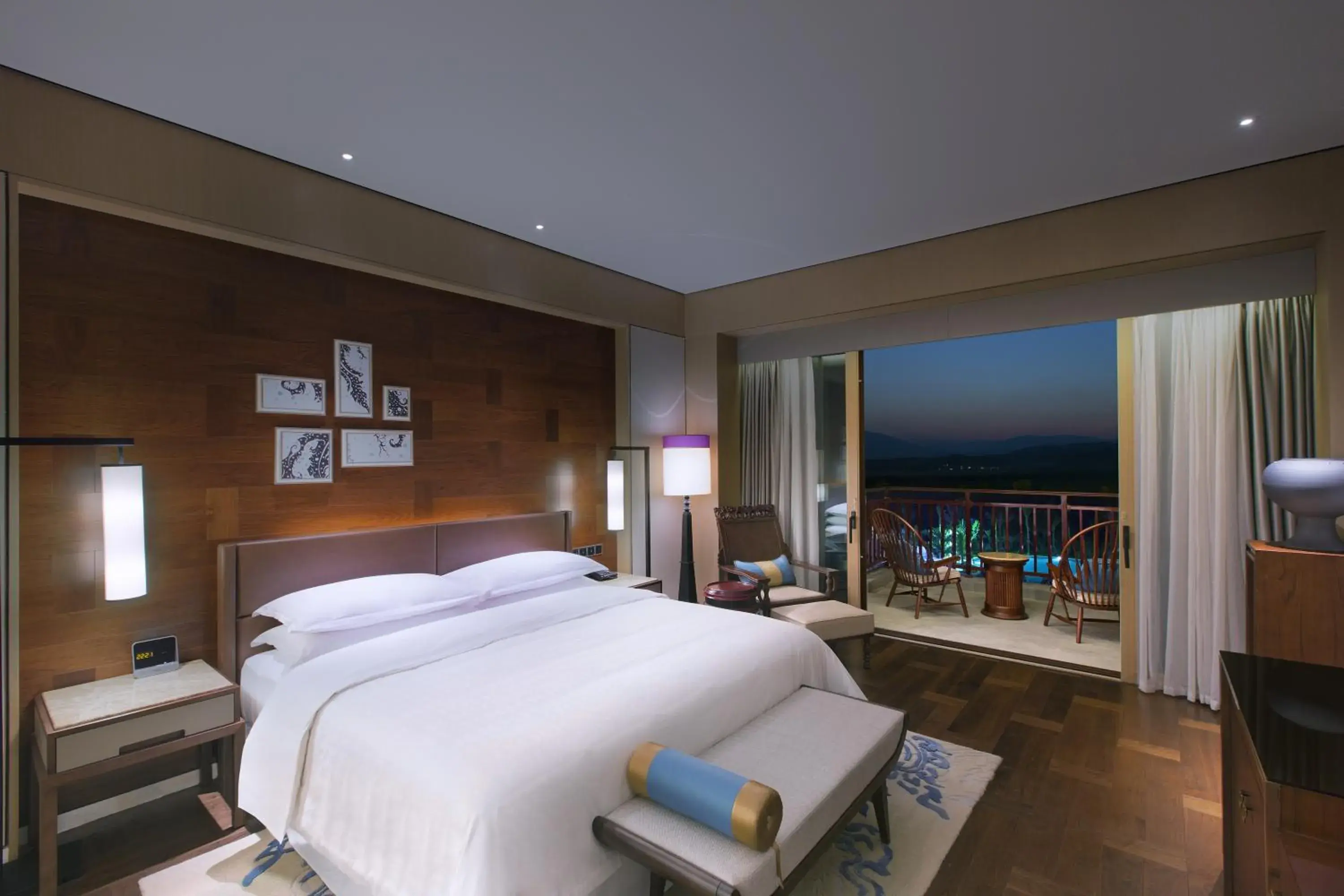 Grand Deluxe King Room with Balcony and Garden View in Sheraton Grand Xishuangbanna Hotel Grand Deluxe King Room with Balcony and Garden View in Sheraton Grand Xishuangbanna Hotel